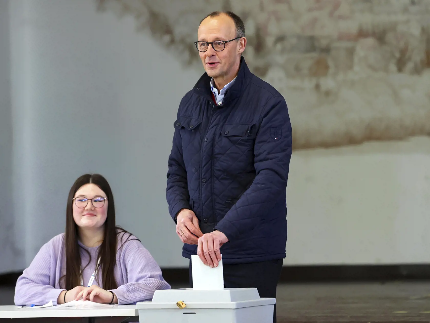 Predseda Kresťanskodemokratickej únie Nemecka (CDU) Friedrich Merz vhadzuje hlasovací lístok vo volebnej miestnosti počas predčasných parlamentných volieb v Nemecku v nedeľu 23. februára 2025 v meste Arnsberg-Niedereimer.