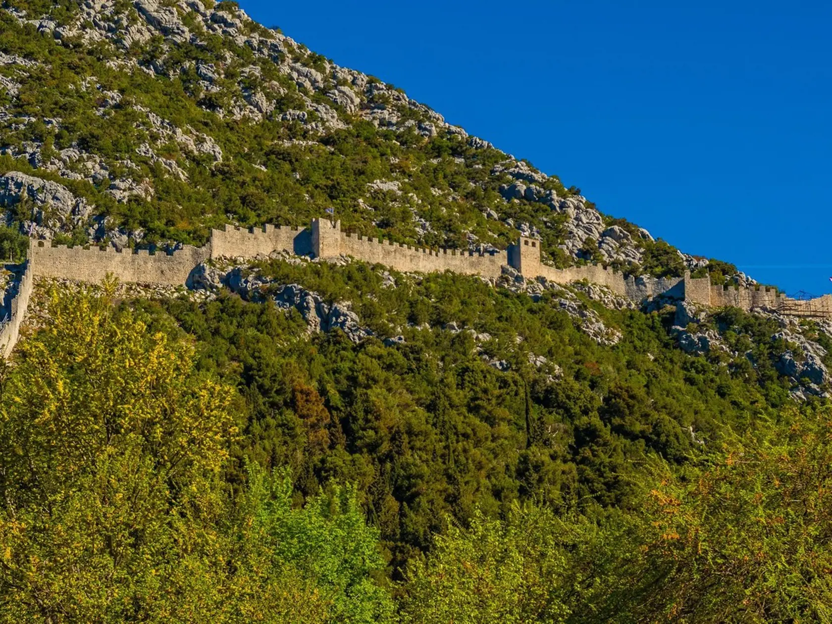 Múr sa ťahá z úpätia kopca Podzvizd smerom nahor a počas jari alebo jesene vás zas môže potrápiť poriadne silný vietor.