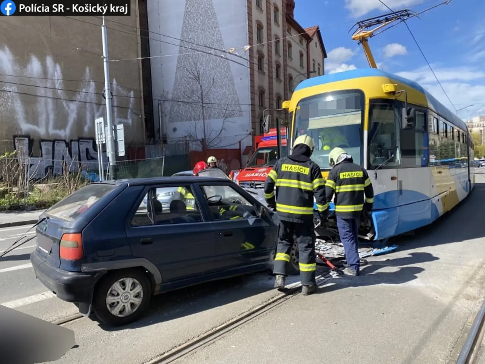 K zrážke električky MHD a vozidla zn. Škoda došlo v pondelok popoludní v Košiciach na Štúrovej ulici.