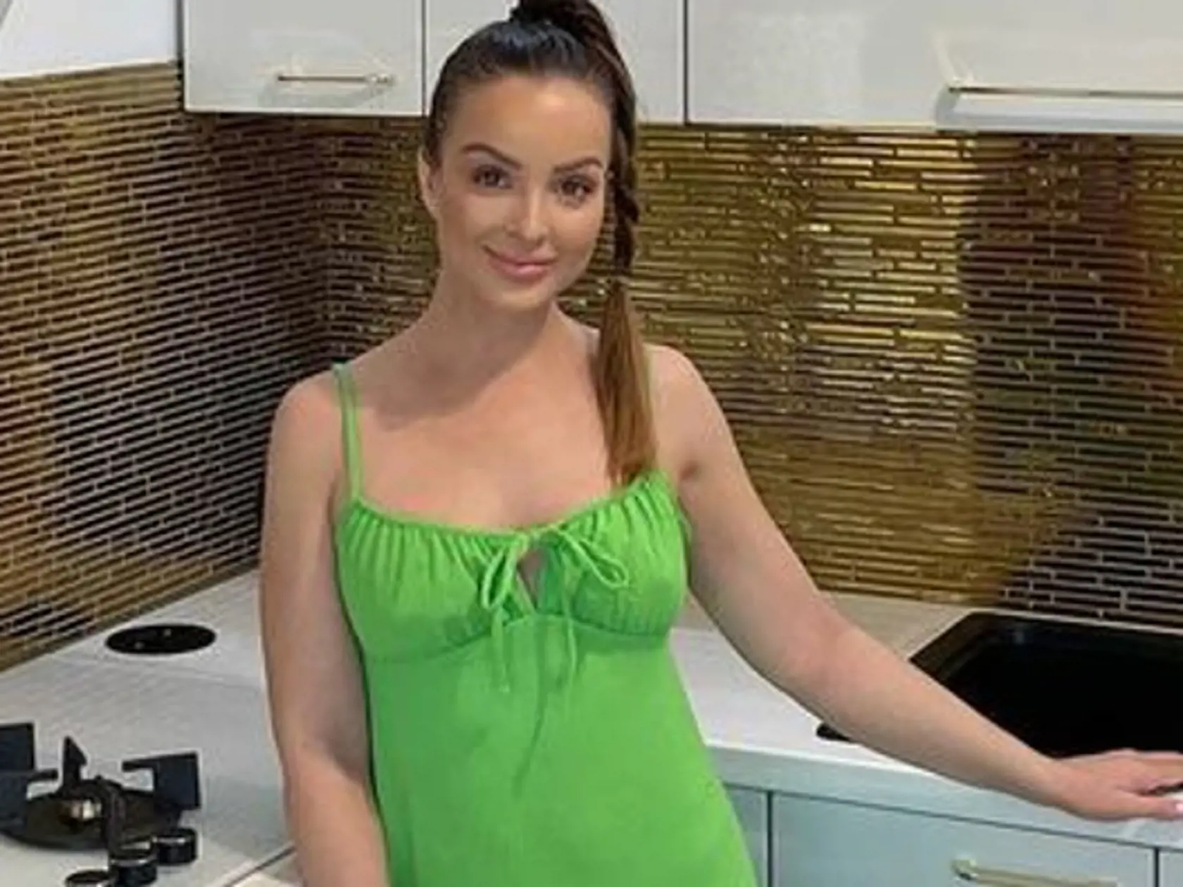 V apríli sa s fanúšikmi na Instagrame pochválili, že si stavajú vlastný dom, v ktorom budú bývať dvojičky so svojimi dcérami. Je z toho hotová vila. U nich doma nechýba obrovská záhrada, z ktorej sú sestry nadšené, vírivka a dokonca kuchyňa obložená zlatými kachličkami. Na snímke ju môžete vidieť za sestrou Daniely, Veronikou. Čo na to poviete?