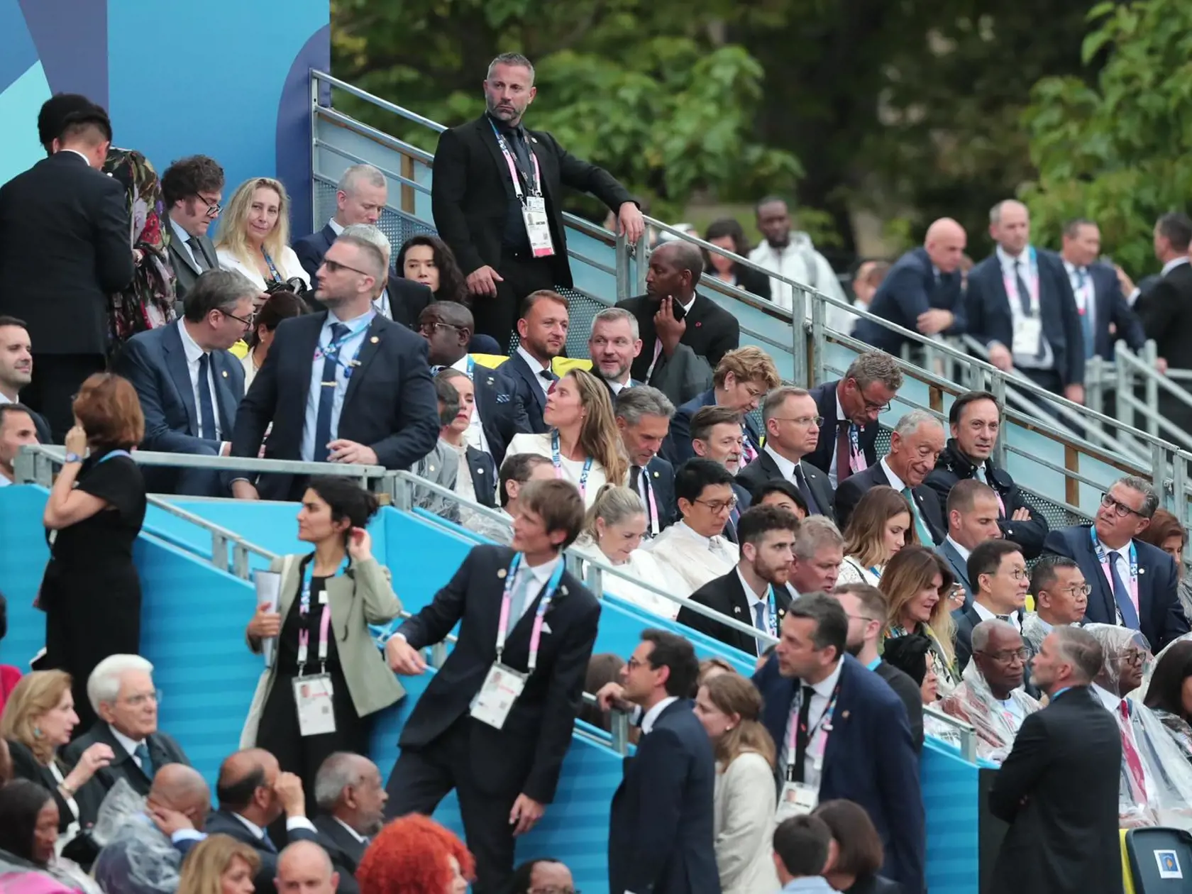 Peter Pellegrini a Matúš Šutaj Eštok na otváracom ceremoniáli olympijských hier v Paríži.