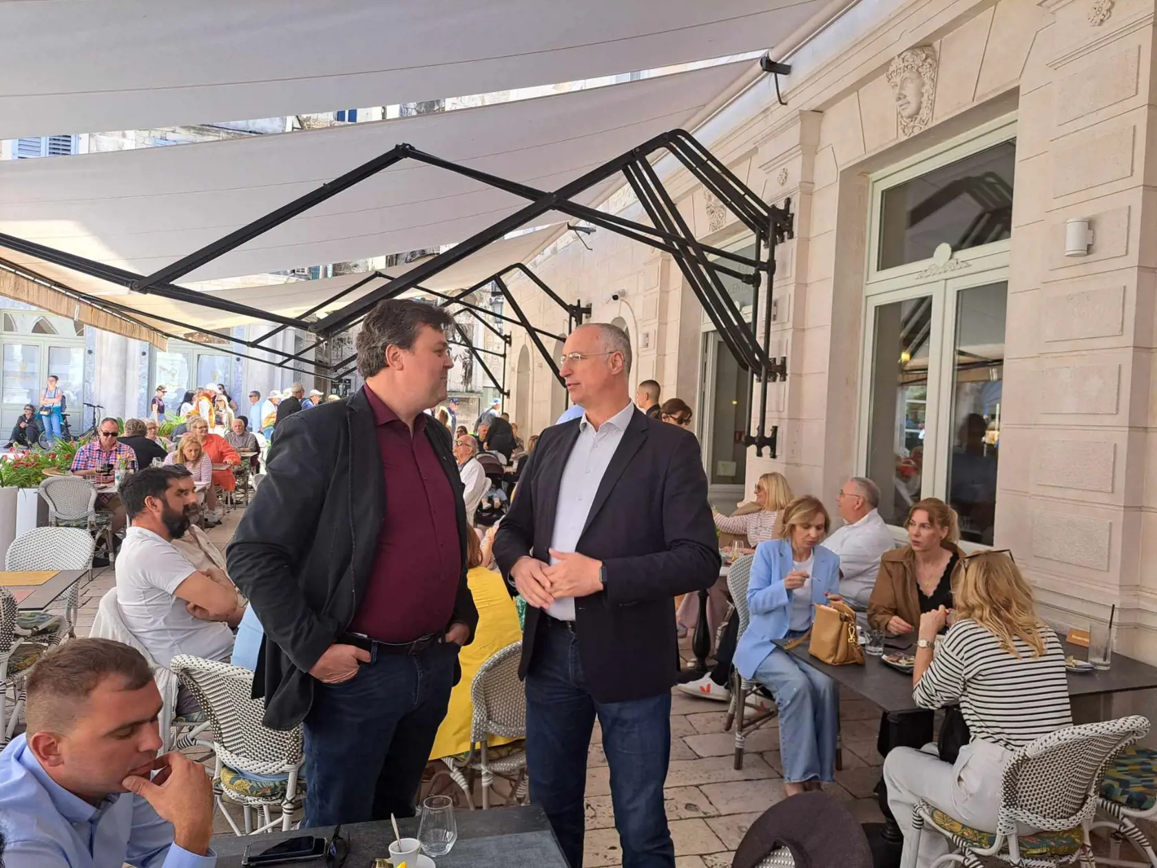 Pri obede v reštaurácii na splitskom námestí za nami prišiel aj samotný primátor Splitu. Rozpráva sa s generálnym riaditeľom ZSSK Petrom Helexom.