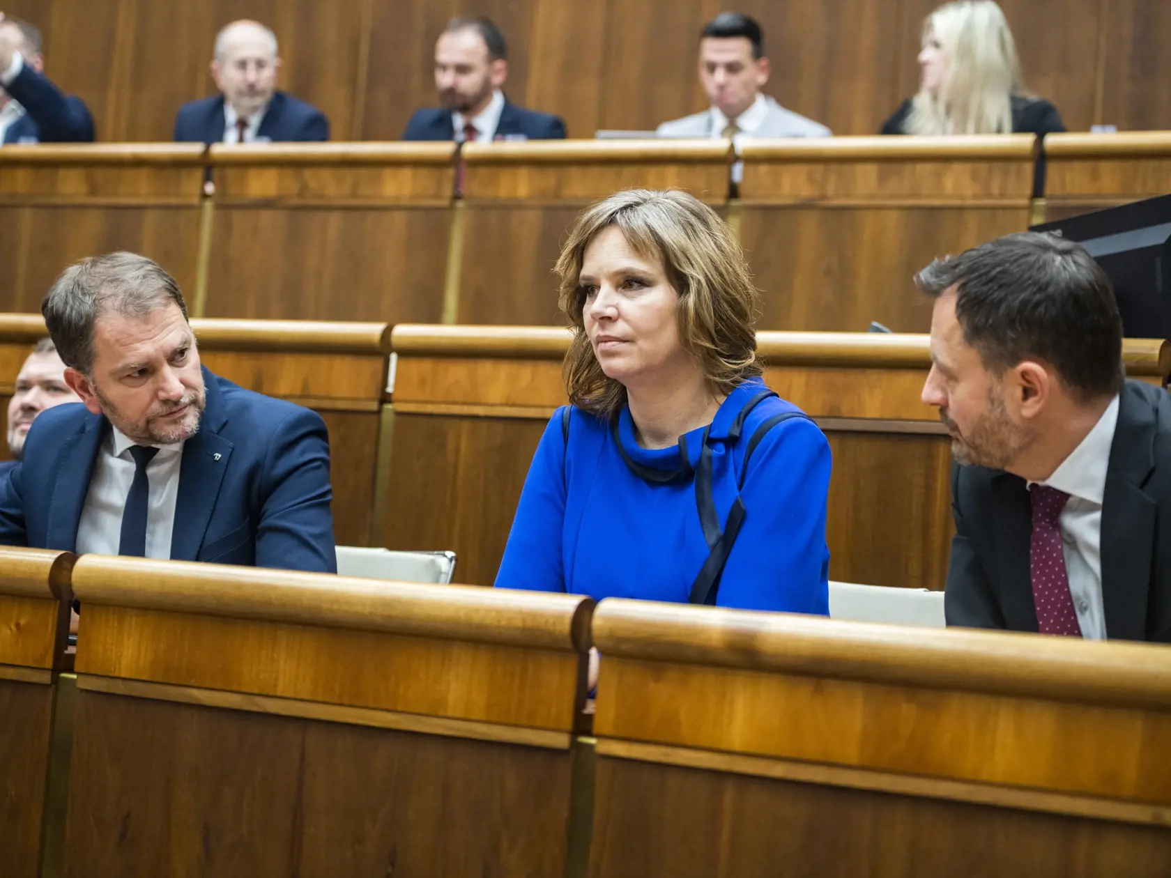 Na snímke predný rad zľava minister spravodlivosti Viliam Karas, poslanec Igor Matovič (OĽANO), ministerka investícií, regionálneho rozvoja a informatizácie (MIRRI) SR Veronika Remišová (Za ľudí) a premiér SR Eduard Heger (OĽANO)