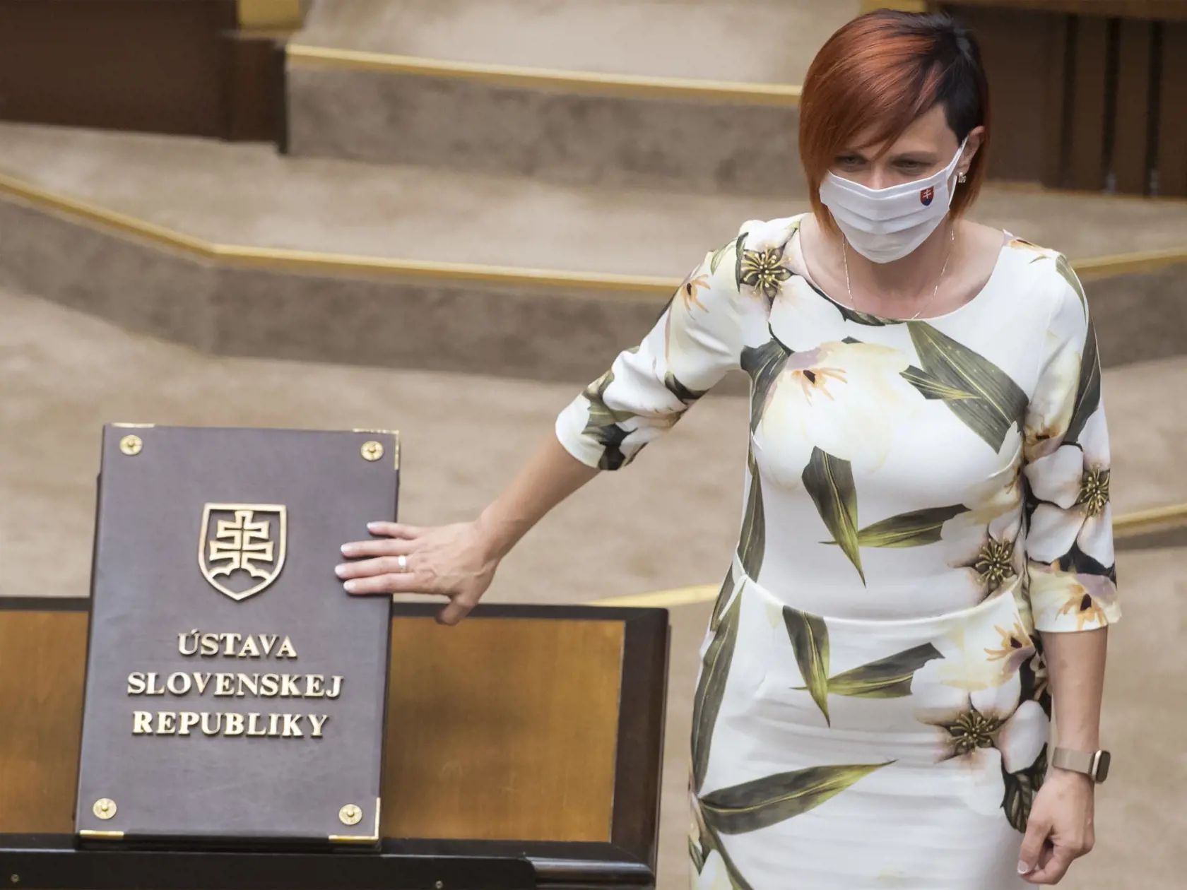 Pred niekoľkými dňami napríklad uverejnil na sociálnej sieti fotografiu s poslankyňou koaličnej strany Za ľudí Miriam Šutekovou, ktorú označil za „čestnú a spravodlivú dušu".
