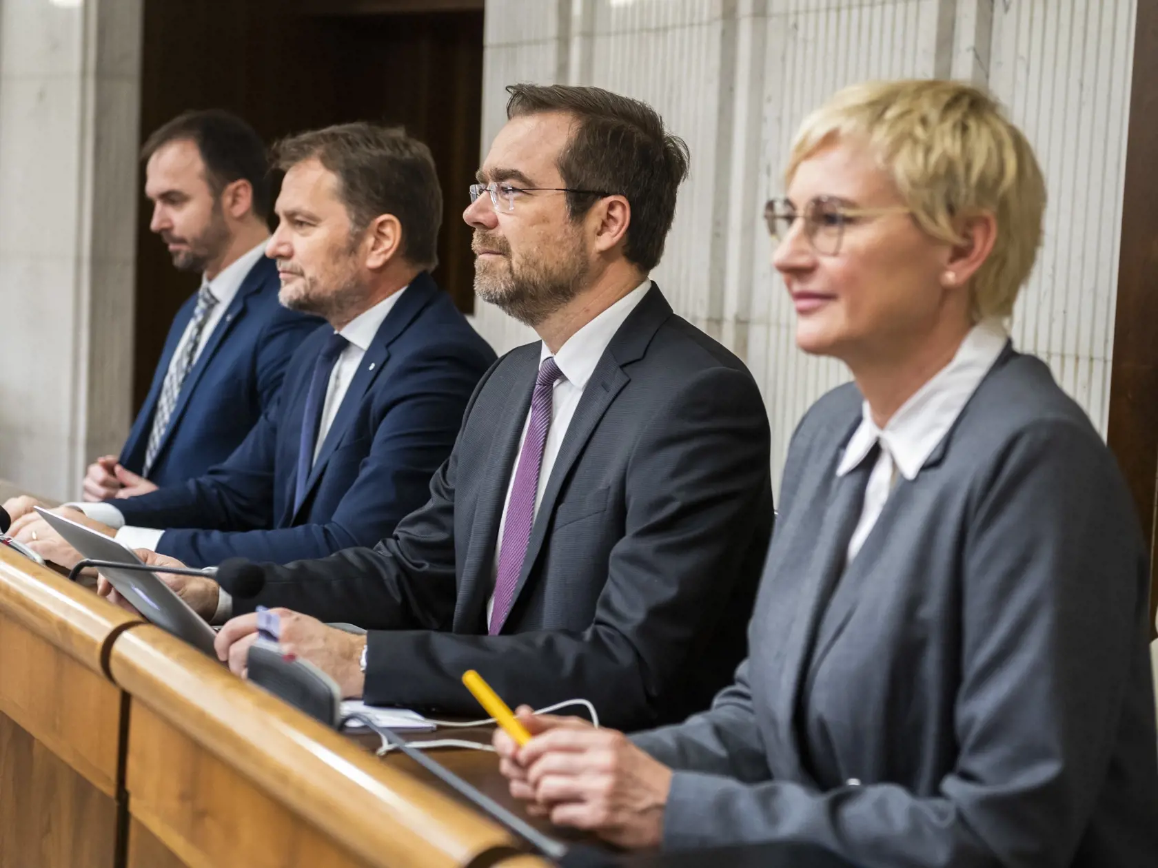 Podľa kuloárnych informácií by mohlo ísť o osoby, ktoré sa v budúcnosti objavia na kandidátke OĽaNO a poslanec takto pomáha s ich výberom.