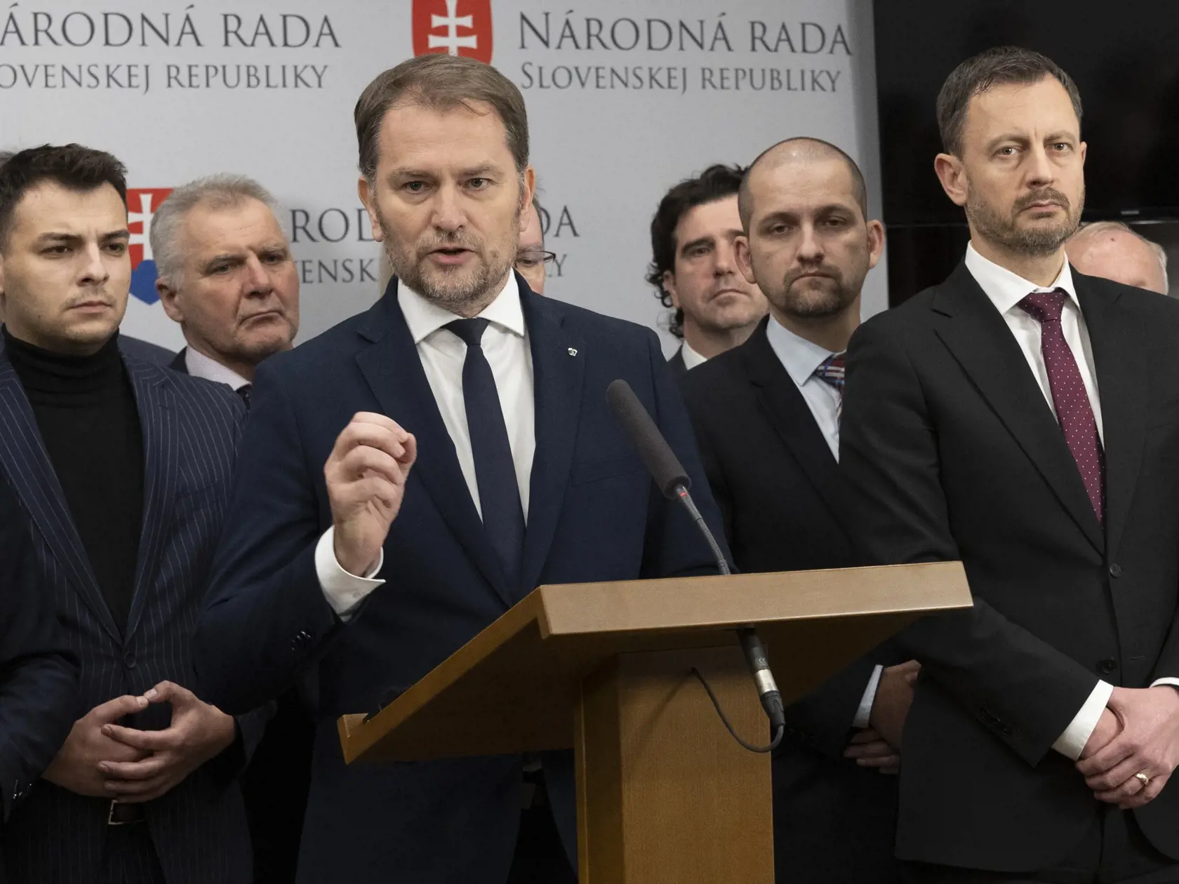 „V OĽaNO je verejným tajomstvom, že Jožo Pročko dostal za úlohu začať zháňať schopných ľudí na kandidátku. Presne to aj robí a začal na Facebooku predstavovať rôznych ľudí, o ktorých doposiaľ nikto nepočul. Mimochodom, čosi podobné robil aj pred voľbami v roku 2020, keď na Facebooku pravidelne zverejňoval videovizitky s kandidátmi a dával im rôzne nepríjemné otázky," prezradil zdroj priamo z prostredia hnutia.