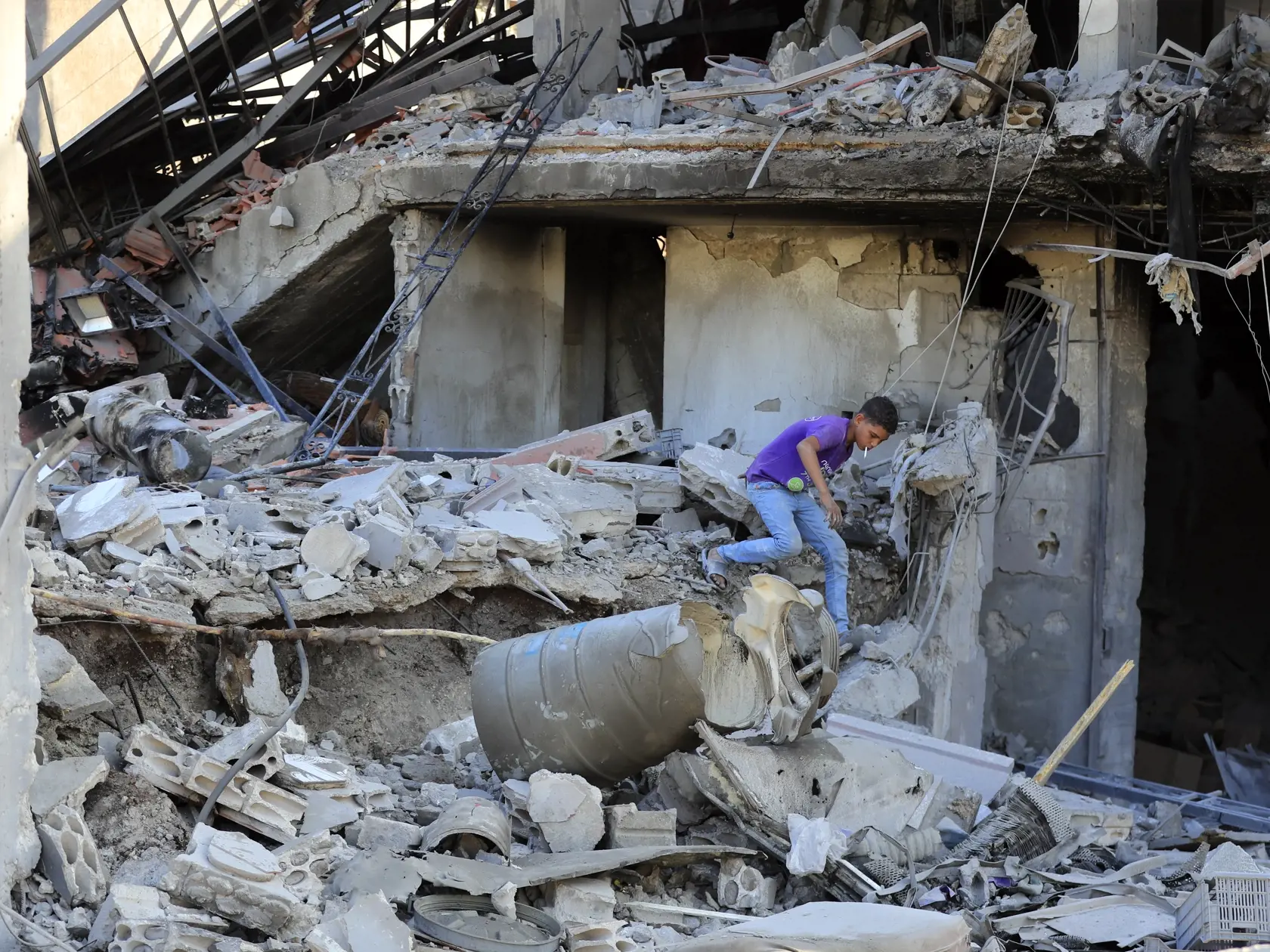 Chlapec si prezerá materiálne škody po izraleskom raketovom útoku na dedinu, ktorá sa nachádza 12 kilometrov od mesta Sidón na juhozápade Libanonu v utorok 24. septembra 2024. Libanonské proiránske hnutie Hizballáh v utorok ráno pri svojom útoku na sever Izraela vypálilo viac ako 65 rakiet. Väčšina z rakiet bola zneškodnená. O obnovení útokov zo strany izraelskej armády informovali však aj libanonské úrady citované webom L'Orient-Le Jour.