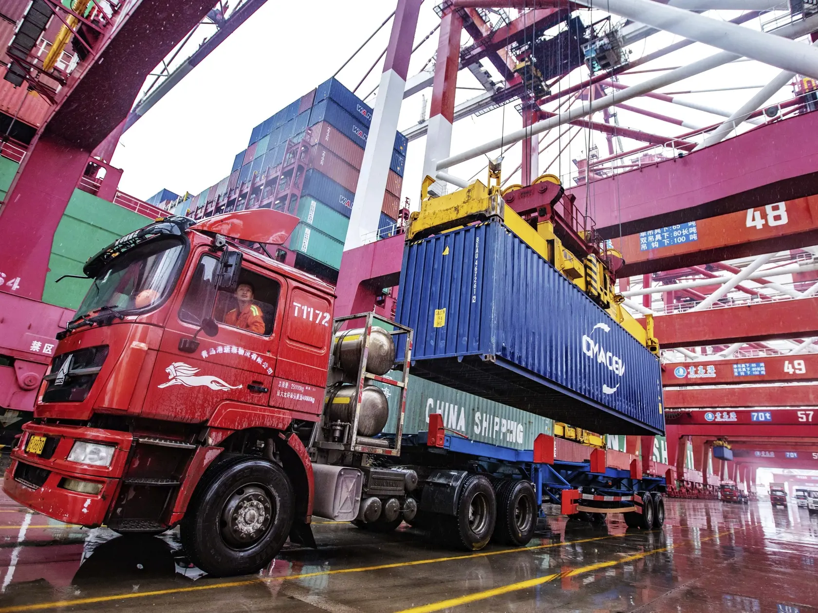 WA 15 Šan-tung - Zamestnanec čaká na kontajnery v prístavnom meste Šan-tung 14. januára 2020. Čínsky export v decembri 2019 vzrástol, prvýkrát za päť mesiacov a to viac, ako sa očakávalo. FOTO TASR/AP


A worker waits to transport containers at the container port in Qingdao in eastern China's Shandong province on Tuesday, Jan. 14, 2020. China's exports rose 0.5% in 2019 despite a tariff war with Washington after growth rebounded in December on stronger demand from other markets. (Chinatopix Via 