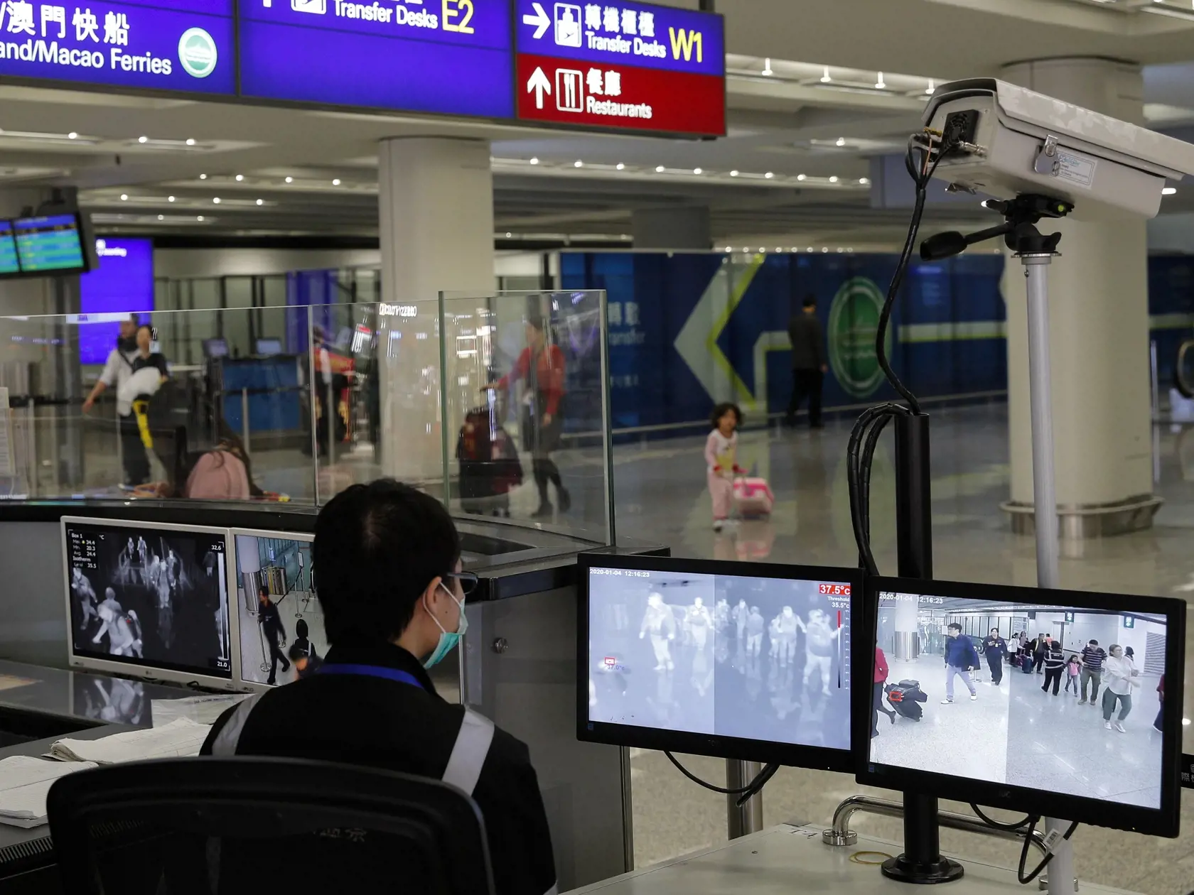 KK19 Hongkong - Na archívnej snímke z 4. januára 2020 zdravotný dohľad počas monitorovania cestujúcich na medzinárodnom letisku v Hongkongu. Príčinou záhadného ochorenia dýchacích ciest, ktorým sa v Číne nakazili desiatky ľudí, je zrejme nový typ koronavírusu. Vyplýva to z predbežných zistení expertov. FOTO TASR/AP
FILE - In this Jan. 4, 2020, file photo, a health surveillance officer monitors passengers arriving at the Hong Kong International airport in Hong Kong. A preliminary investigation in