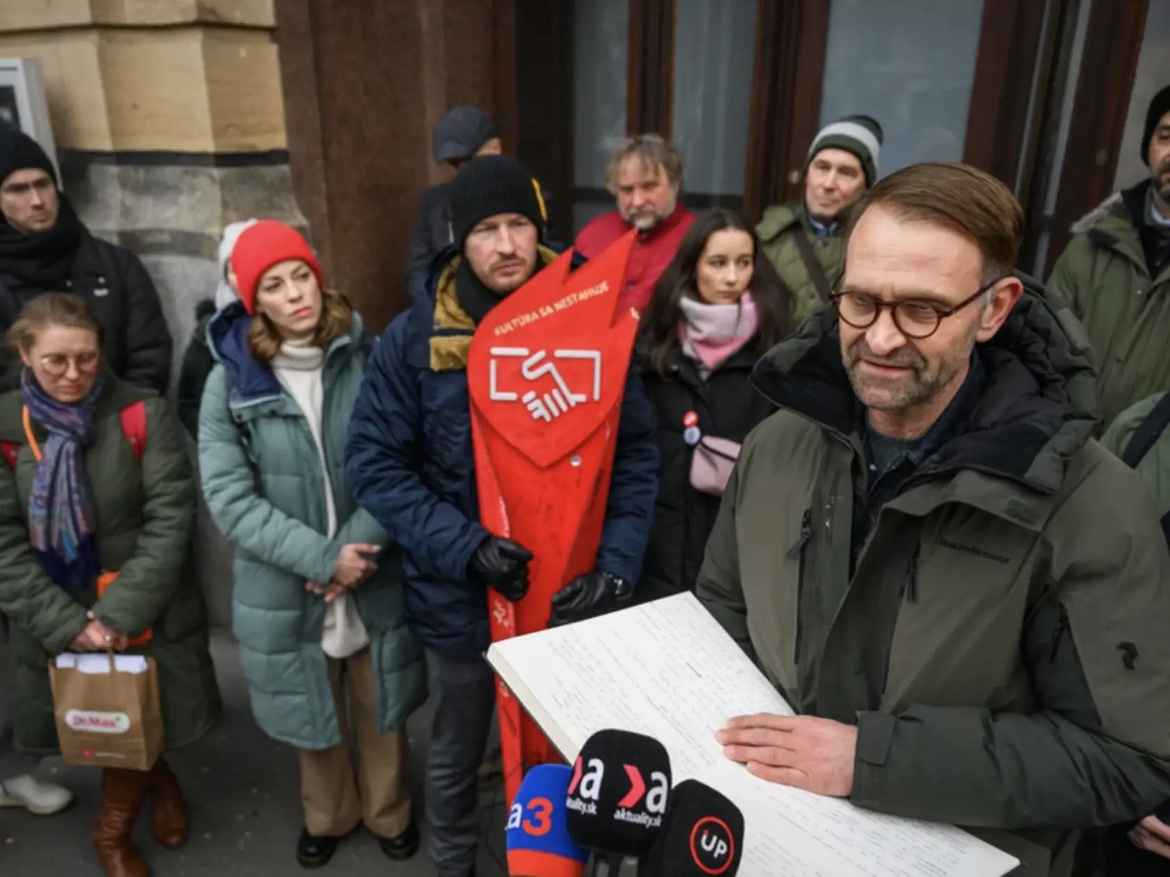 Slovenskú kultúrnu pochodeň podporili aj členovia Činohry SND. Na snímke Tomáš Maštalír, Barbora Andrešičová, Roman Poláčik a ďalší.