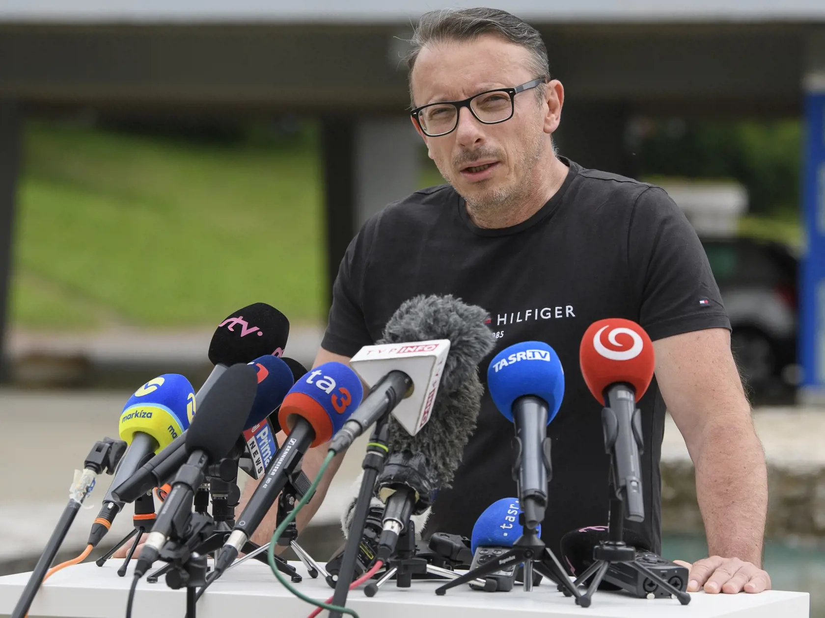 Na snímke námestník Rooseveltovej nemocnice v Banskej Bystrici Milan Urbáni informuje o aktuálnom zdravotnom stave premiéra Roberta Fica počas brífingu pred Rooseveltovou nemocnicou v Banskej Bystrici v nedeľu 19. mája 2024. Premiér Robert Fico (Smer-SD) je momentálne mimo ohrozenia života. Jeho stav je naďalej vážny.  Vicepremiér a minister obrany Robert Kaliňák (Smer-SD) doplnil, že prevoz predsedu vlády do inej nemocnice v najbližšom období nie je plánovaný ani možný. Vzhľadom na stabilný zdr