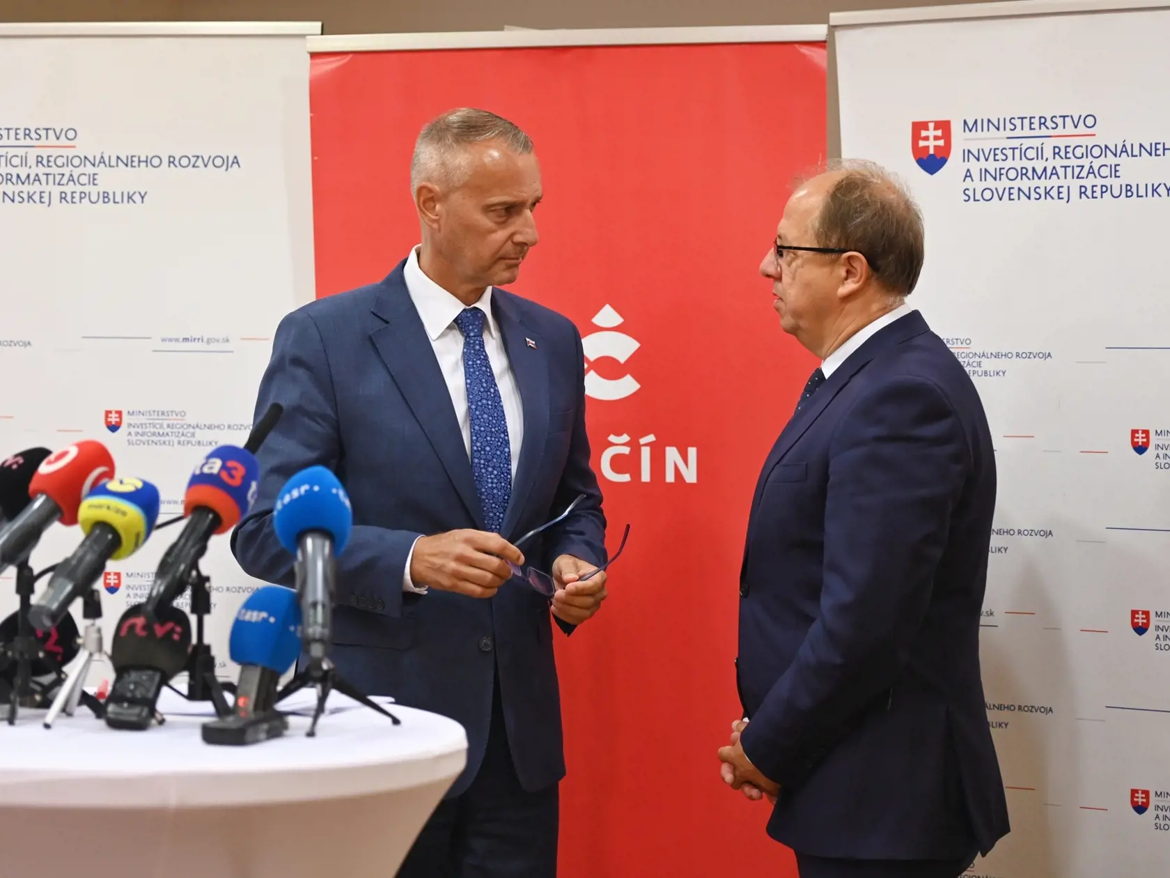 Na snímke zľava minister investícií, regionálneho rozvoja a informatizácie SR Richard Raši (Hlas-SD) a prezident ÚMS a primátor Trenčína Richard Rybníček.