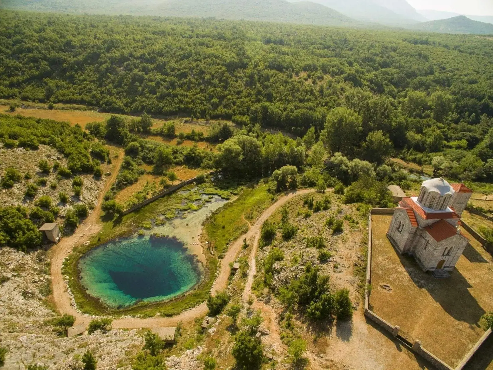 V prameni rieky Cetina je veľmi studená voda a jaskyňu doposiaľ potápači nepreskúmali úplne celú - dostali sa len do hĺbky 150 metrov.