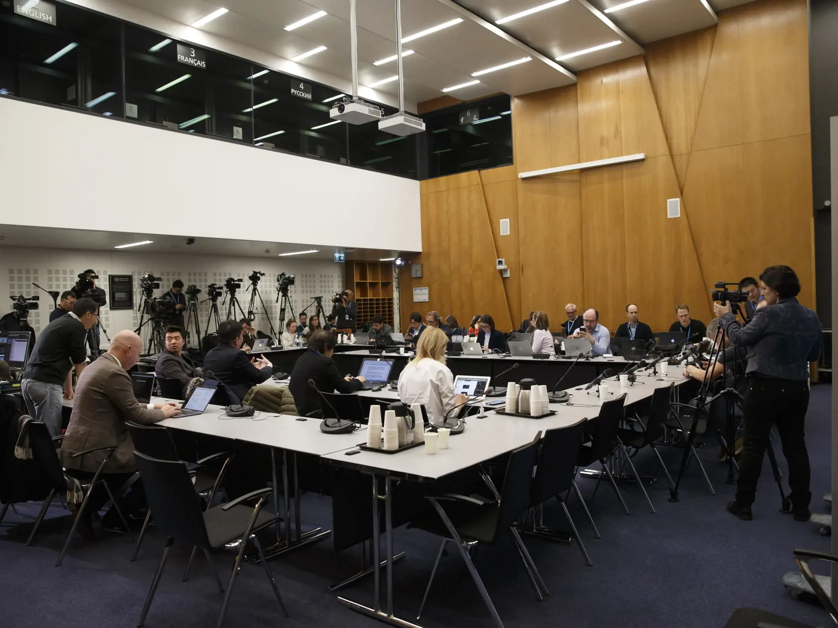 ovinári čakajú na začiatok mimoriadneho zasadnutia Svetovej zdravotníckej organizácie (WHO) v Ženeve 22. januára 2020.