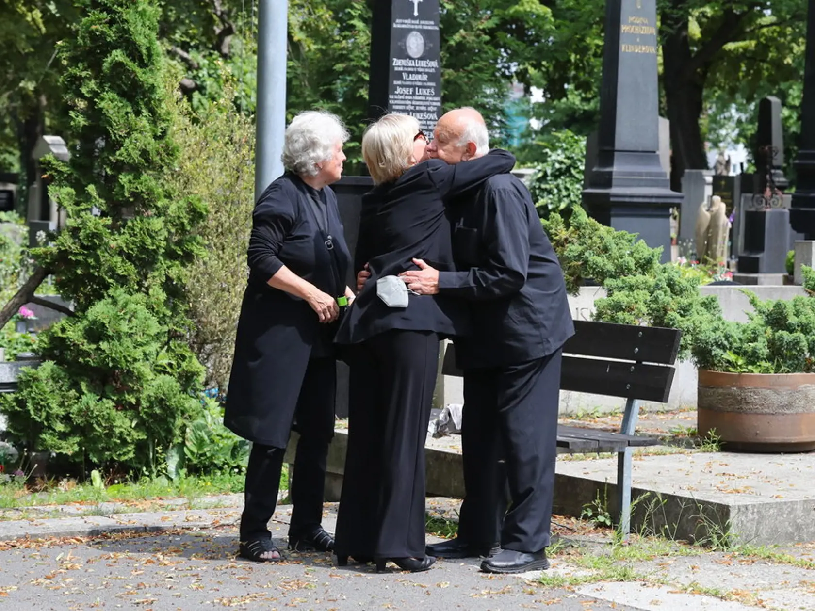 Pohreb Ladislava Potměšila - vdova Jaroslava Brousková.