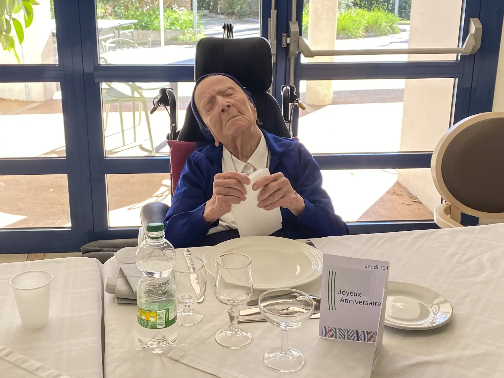 EBE 19 Toulon - Na snímke francúzska mníška Lucile Randonová, ktorá od roku 1944 používa meno sestra André a je najstaršou osobou Európy, ktorá prekonala ochorenie COVID-19, počas  obeda v rámci osláv svojich 117. narodenín v meste Toulon na juhu Francúzska 11. februára 2021. FOTO TASR/AP
This photo provided by the Sainte-Catherine Laboure care home communications manager shows Lucile Randon, Sister Andre's birth name, waiting for the birthday lunch in Toulon, southern France, Thursday, Feb. 11,