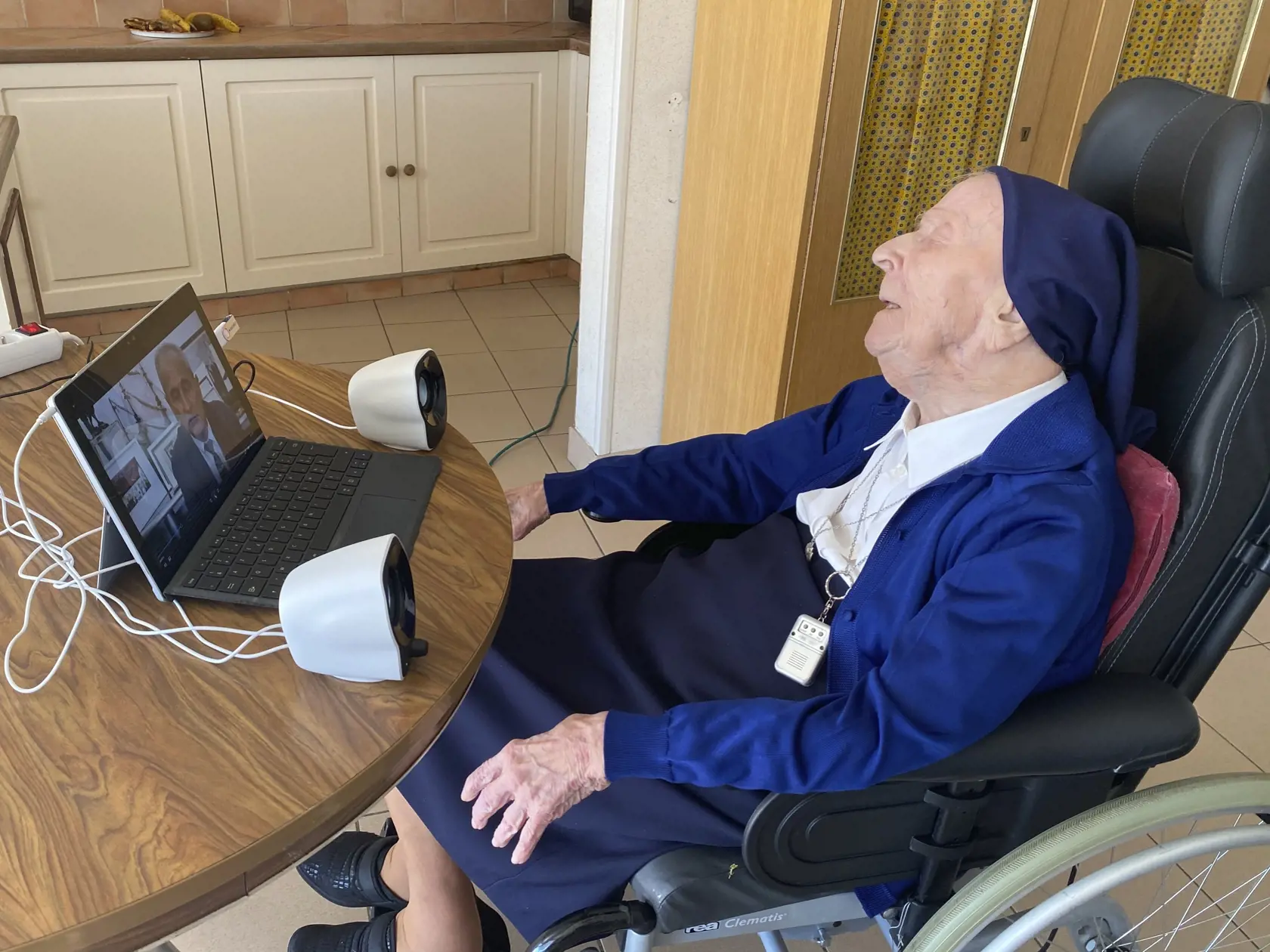 EBE 18 Toulon - Na snímke francúzska mníška Lucile Randonová, ktorá od roku 1944 používa meno sestra André a je najstaršou osobou Európy, ktorá prekonala ochorenie COVID-19,počas videohovoru v rámci osláv svojich 117. narodenín v meste Toulon na juhu Francúzska 11. februára 2021. FOTO TASR/AP
This photo provided by the Sainte-Catherine Laboure care home communications manager shows Lucile Randon, Sister Andre's birth name, talks on a video call in Toulon, southern France, Thursday, Feb. 11, 2021