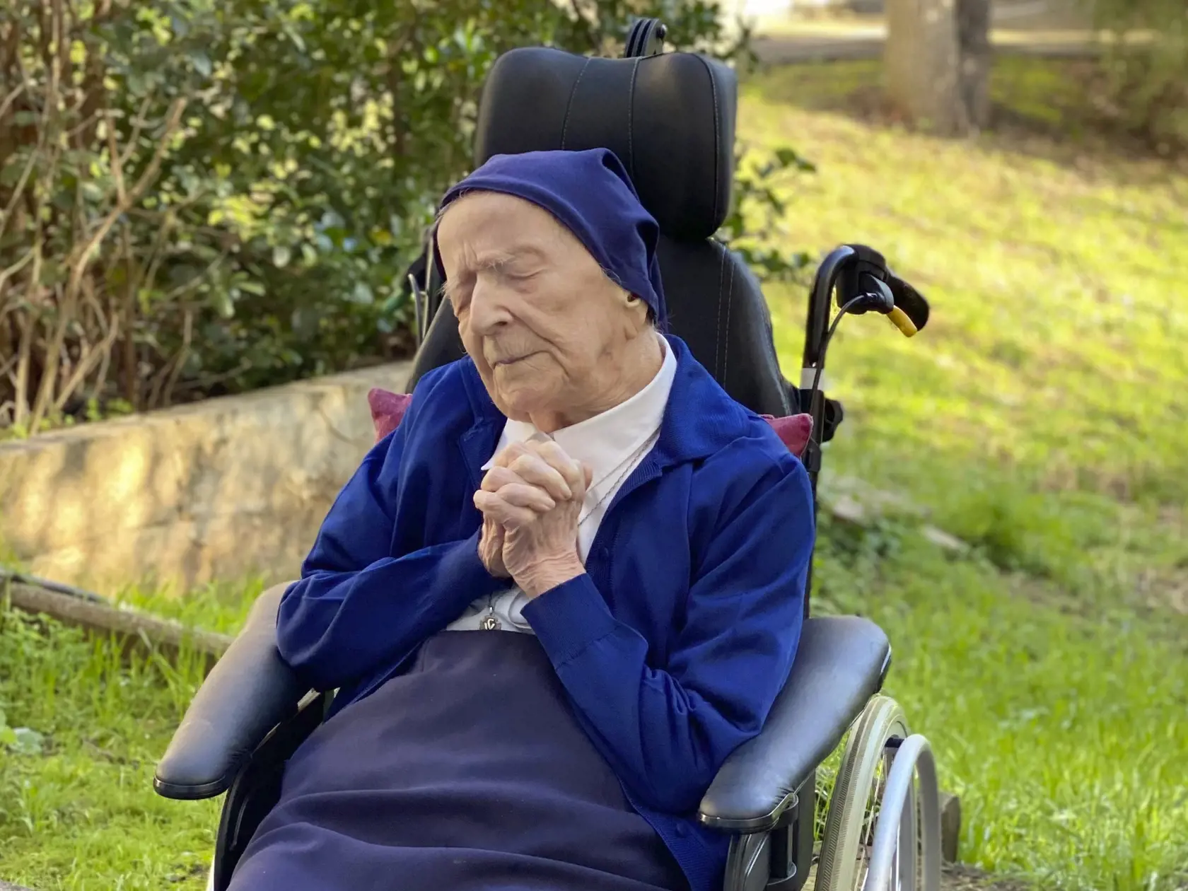 EBE 13 Toulon - Na snímke francúzska mníška Lucile Randonová, ktorá v roku 1944 začala používať meno sestra André a je najstaršou osobou Európy, ktorá prekonala ochorenie COVID-19 len niekoľko dní pred svojimi 117. narodeninami v meste Toulon na juhu Francúzska 10. februára 2021. Sestra André, ktorá je slepá a používa invalidný vozík, sa už teší na oslavu narodenín, ktorá bude vo štvrtok 11. februára - aj keď narodeniny si pripomenie s menšou skupinou obyvateľov domova než obvykle. FOTO TASR/AP

