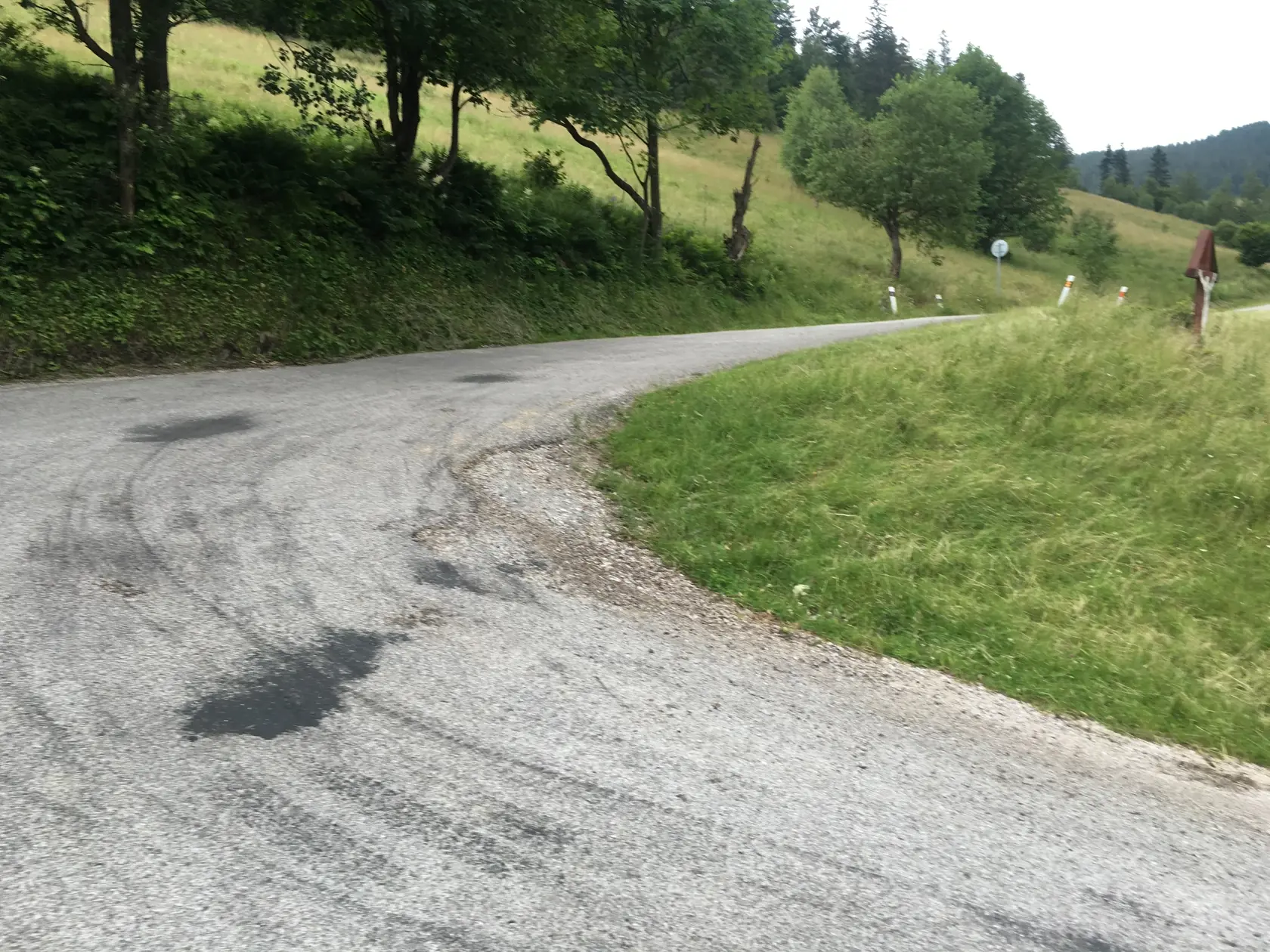 Nebezpečná zákruta v ktorej sa pokazil autobus.