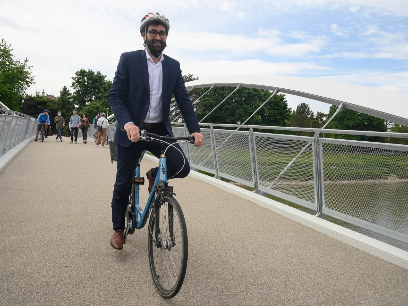 V Nitre vo štvrtok 27. mája 2021 oficiálne odovzdali do užívania nový cyklistický most. Premostí rieku Nitra pod Kalváriou a spojí Wilsonovo nábrežie s Nábrežím mládeže. Takmer 50 metrov dlhý most dostal vo verejnej ankete meno Kalvársky. Široký je štyri metre a vedú ním dva cyklistické pásy. Na snímke primátor mesta Nitra Marek Hattas. FOTO TASR - Henrich Mišovič