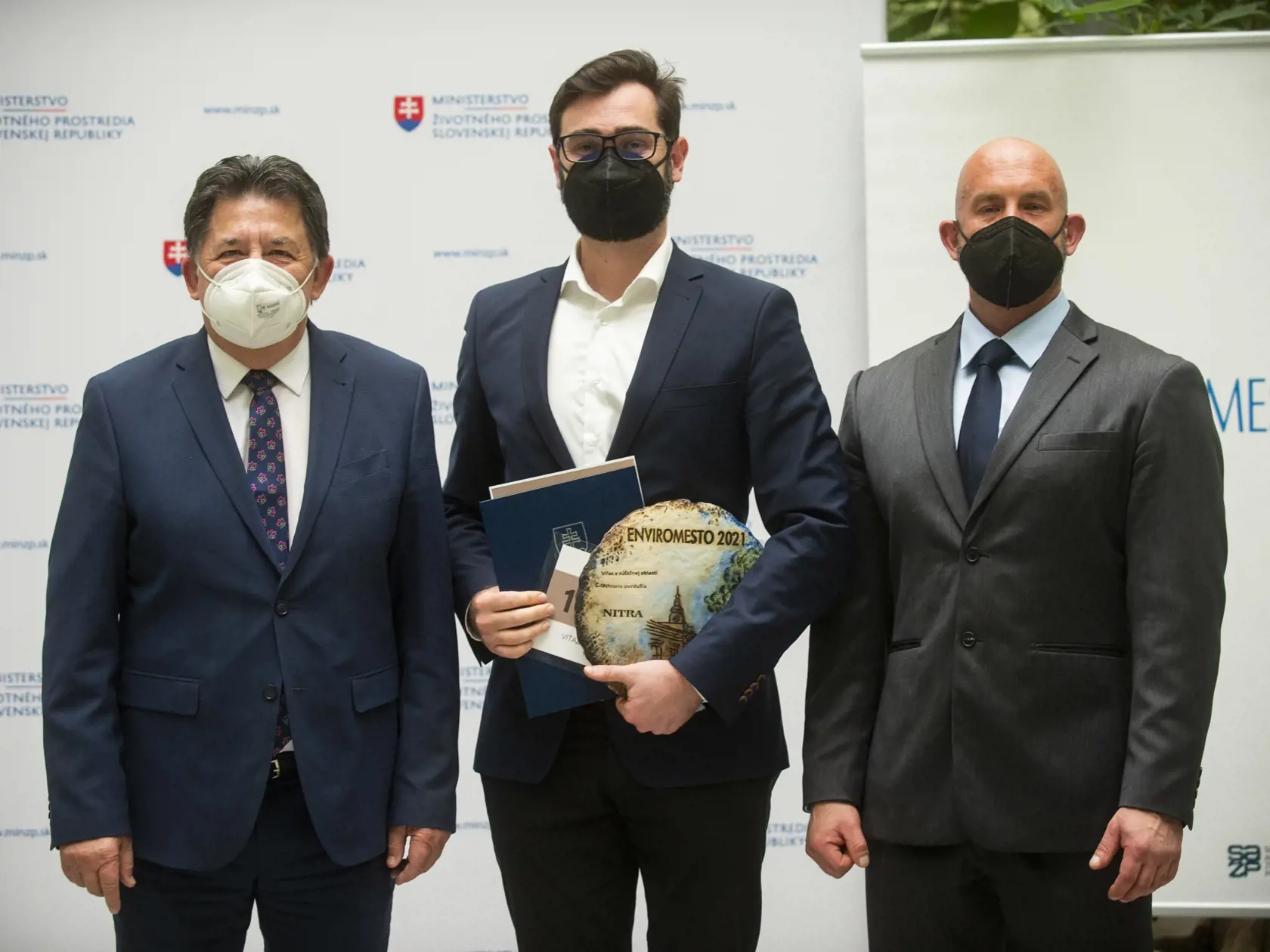 Na snímke zľava minister životného prostredia SR Ján Budaj (OĽaNO), ocenený prímátor mesta Nitra Marek Hattas v kategórii Ochrana ovzdušia a generálny riaditeľ Slovenskej agentúry životného prostredia Michal Maco počas odovzdávania cien Enviromesto 2021 v Bratislave v piatok 18. februára 2022. FOTO TASR - Jakub Kotian