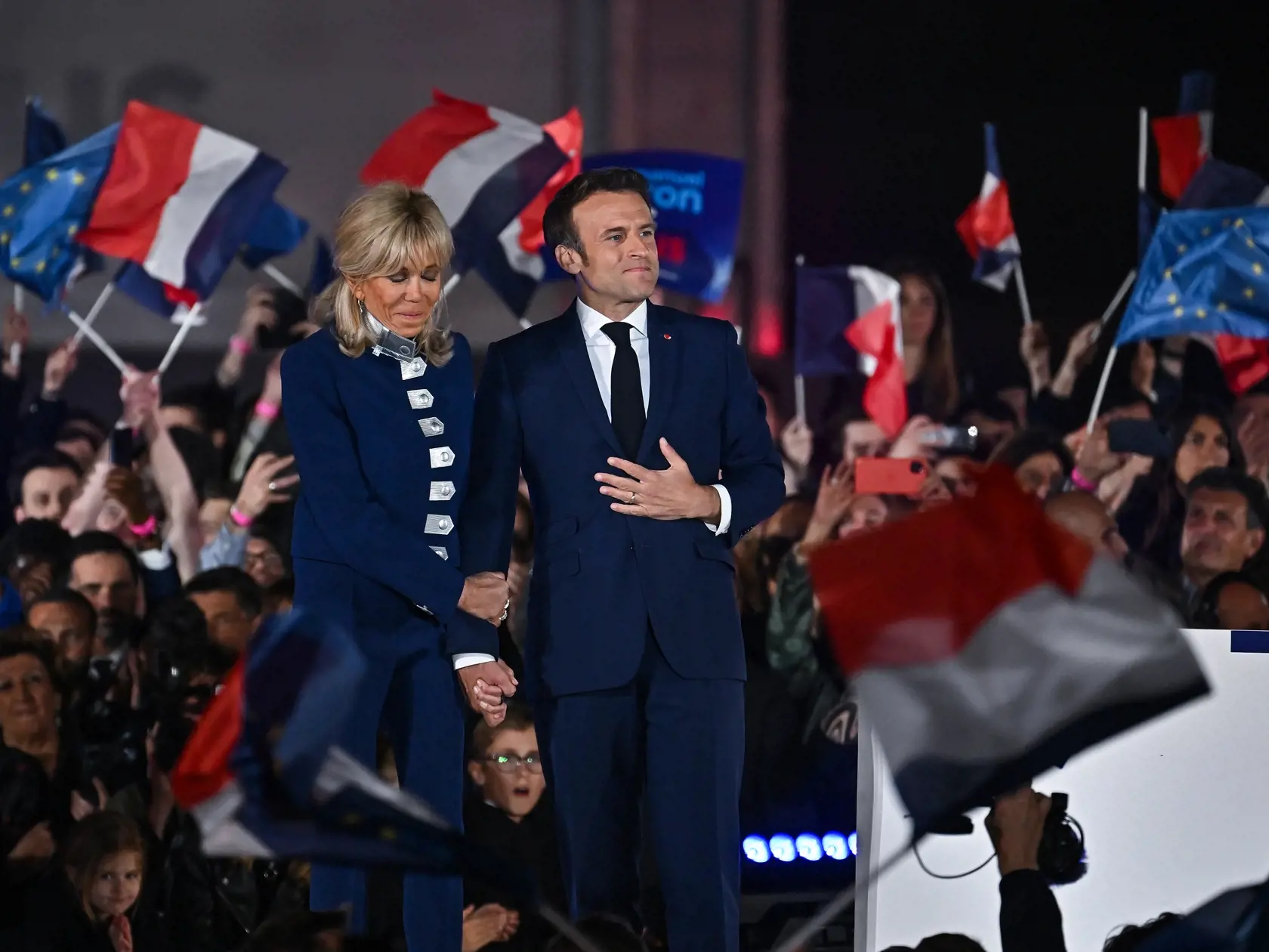 Macronovci sa tešia z víťazstva.