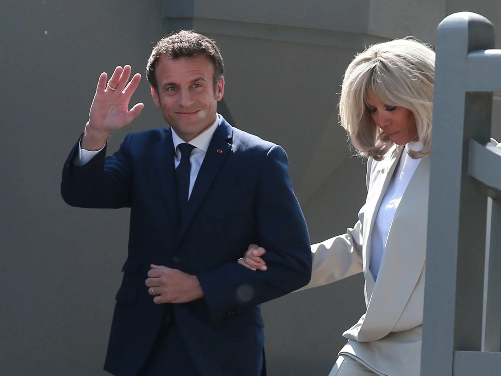 Macron odvolil v sprievode svojej manželky Brigitte.