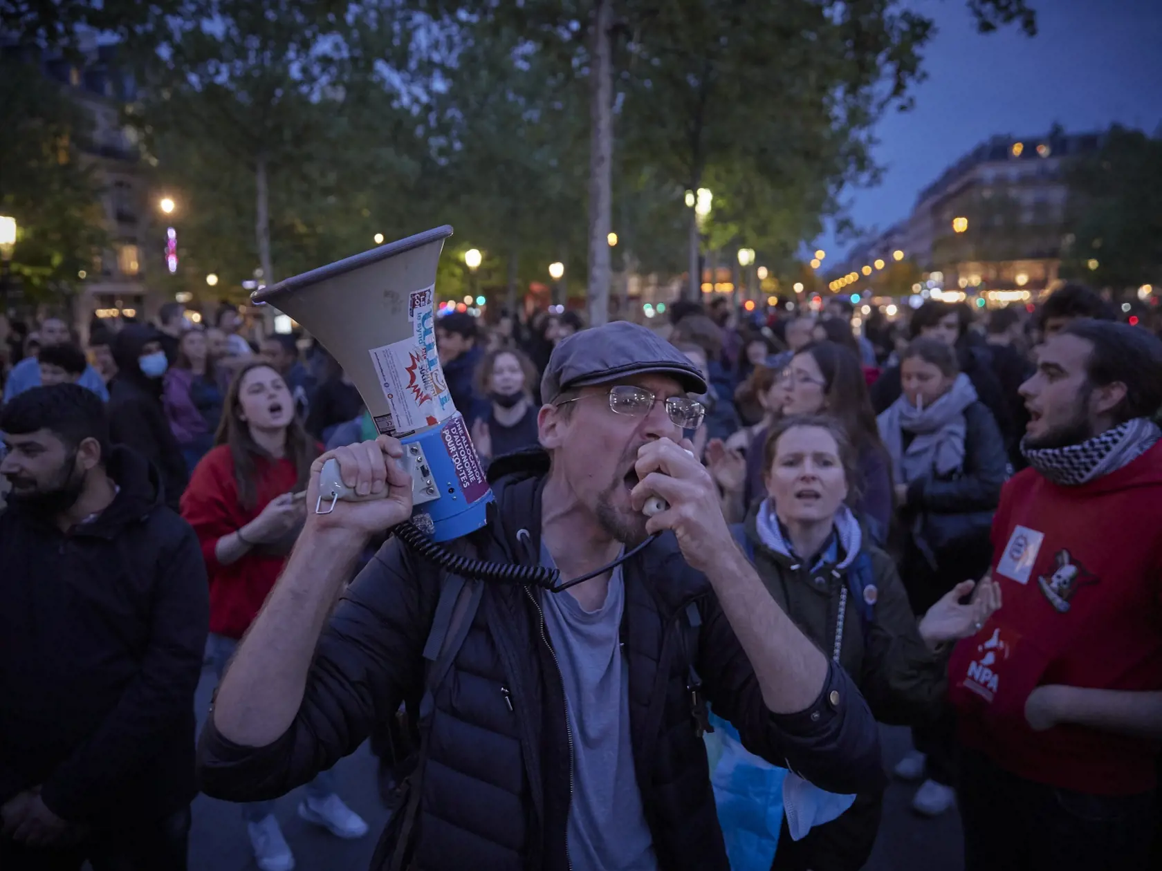 Po zvolení Macrona za prezidenta vyšli do ulíc v Paríži demonštranti.