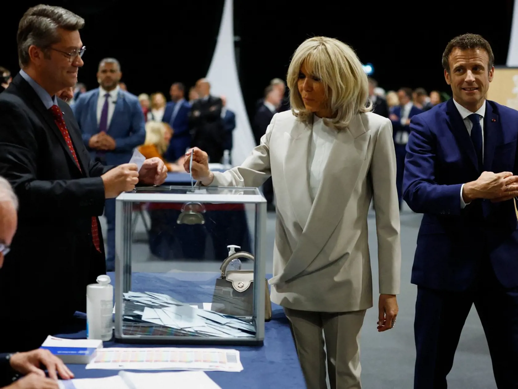 Brigitte Macron odovzdáva svoj hlas.