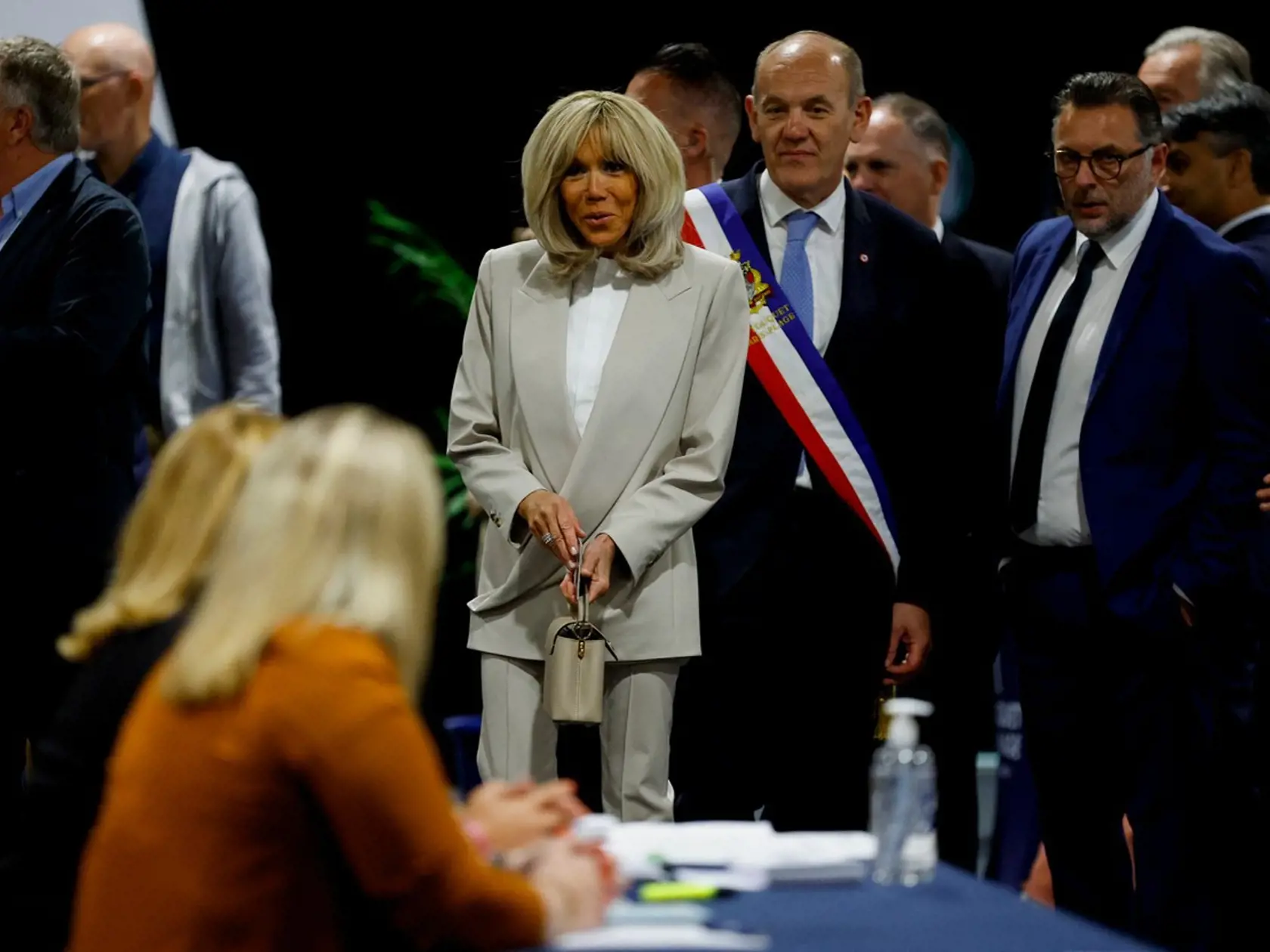 Macron odvolil v sprievode svojej manželky Brigitte.