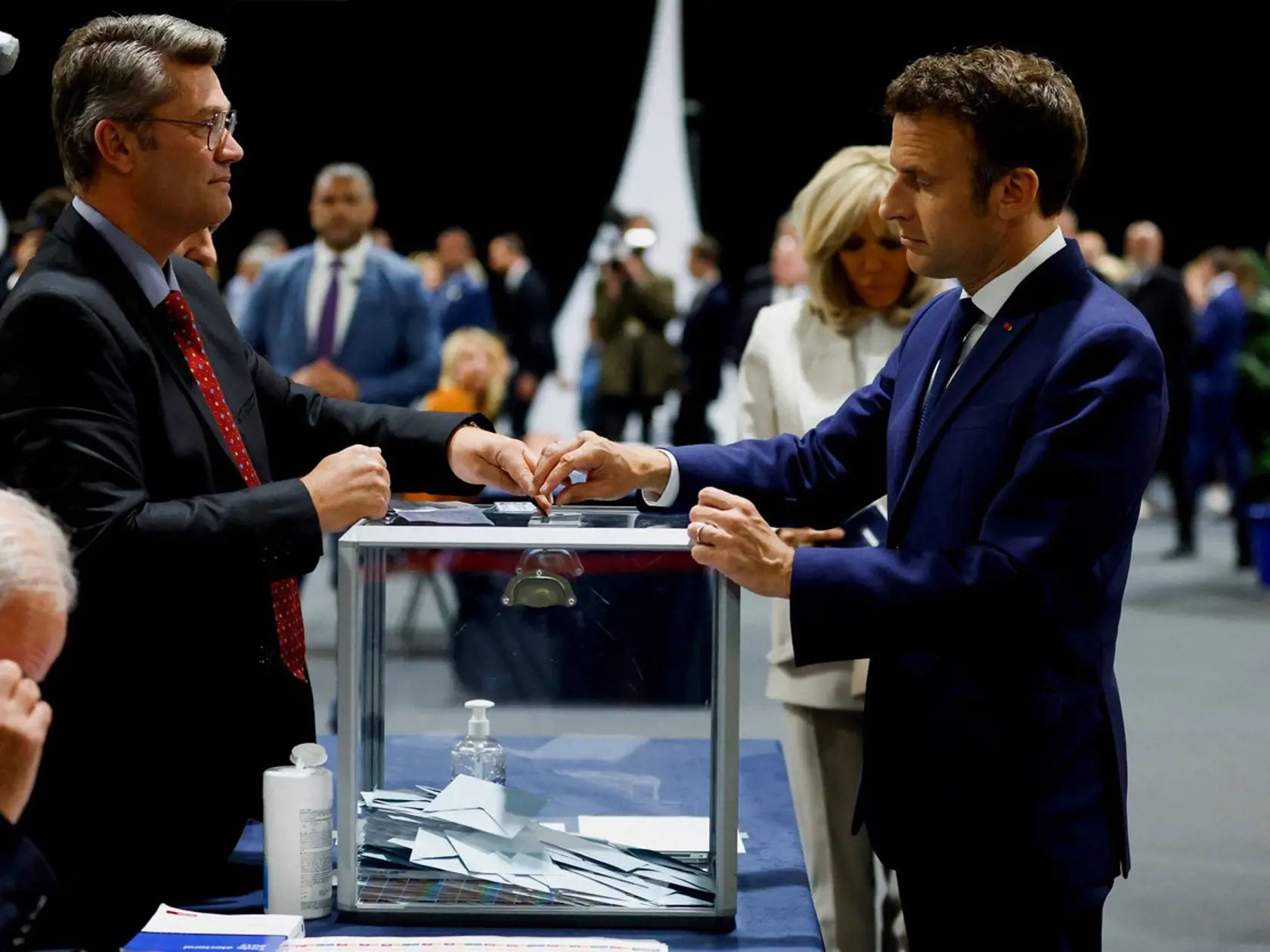 Emmanuel Macron, ktorý je podľa posledných medializovaných prieskumov publikovaných pred moratóriom favoritom druhého kola, odvolil.