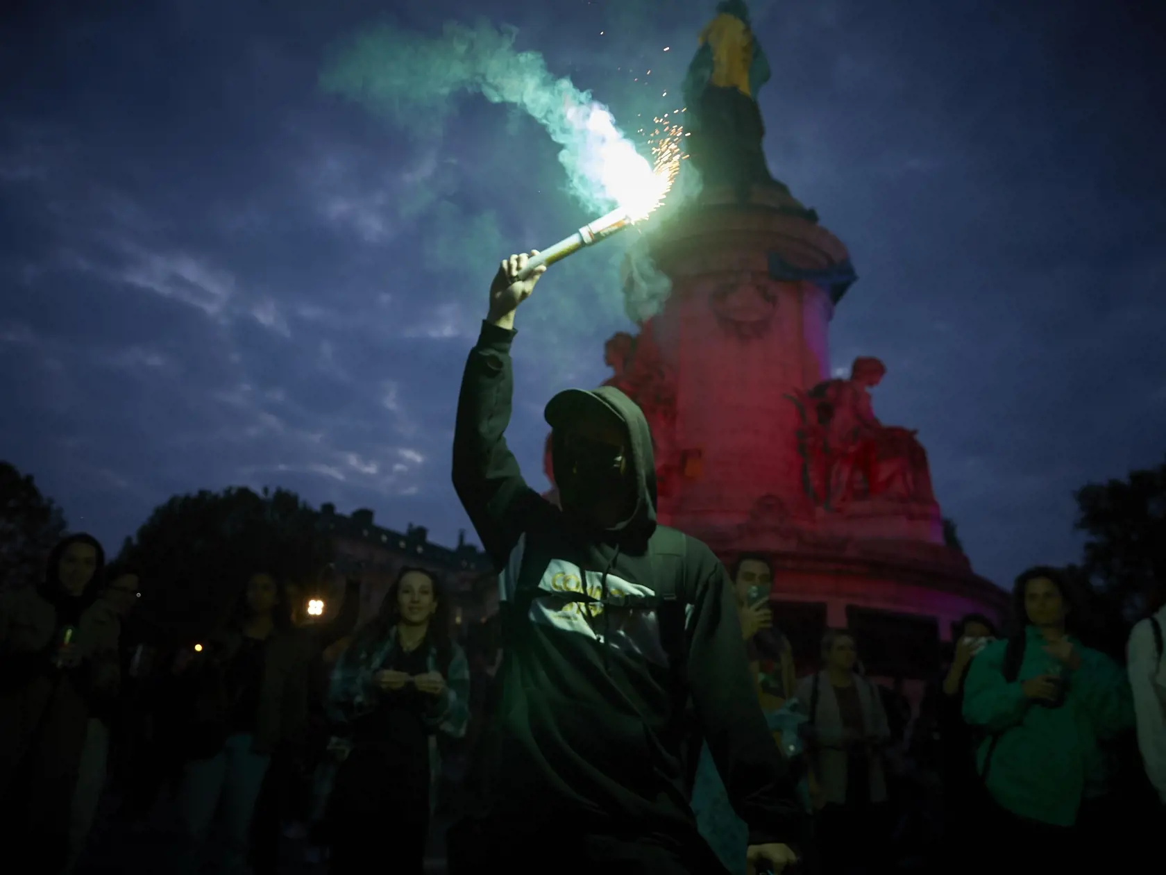 Po zvolení Macrona za prezidenta vyšli do ulíc v Paríži demonštranti.