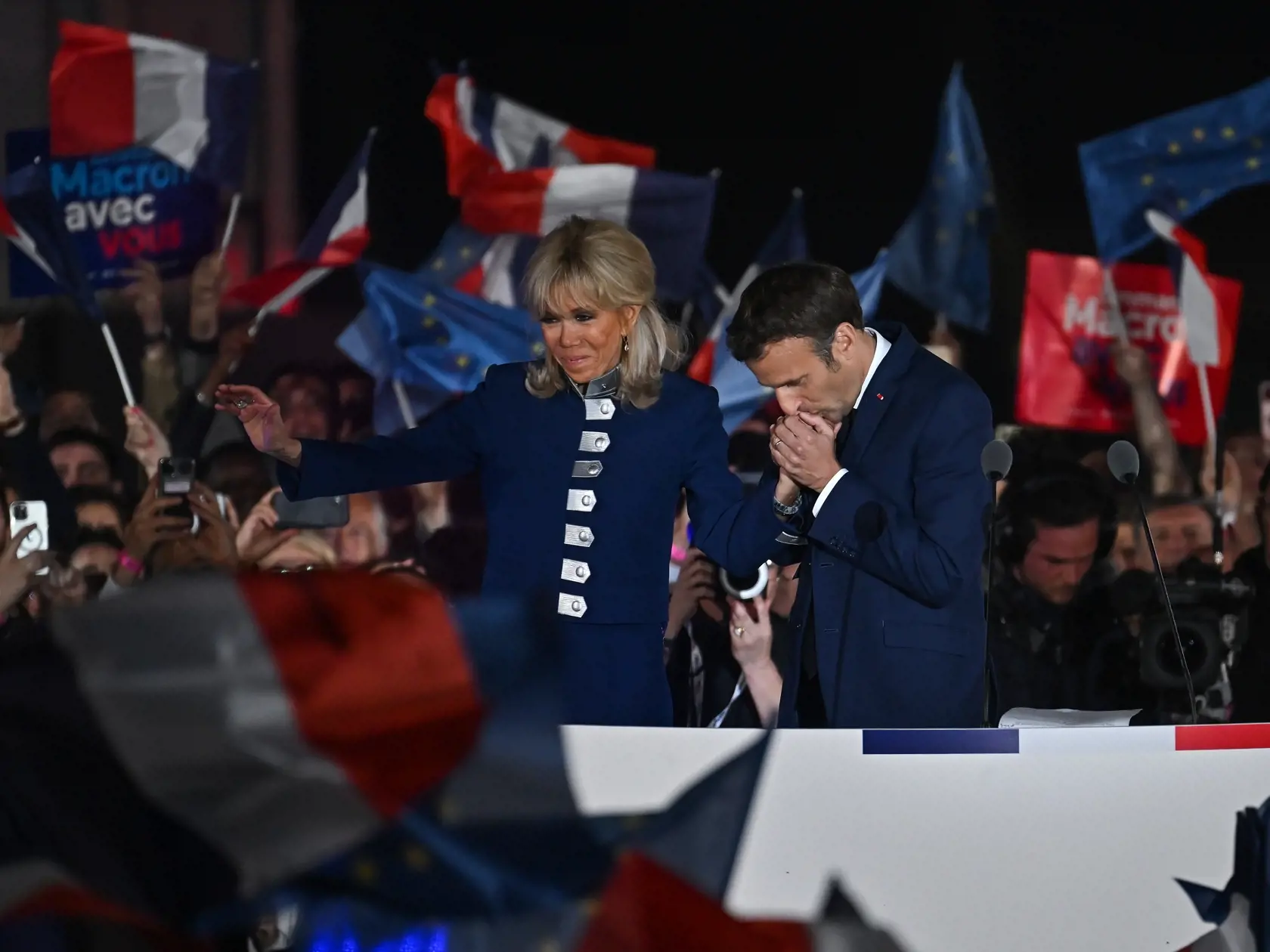 Macron pobozkal ruku svojej manželke.