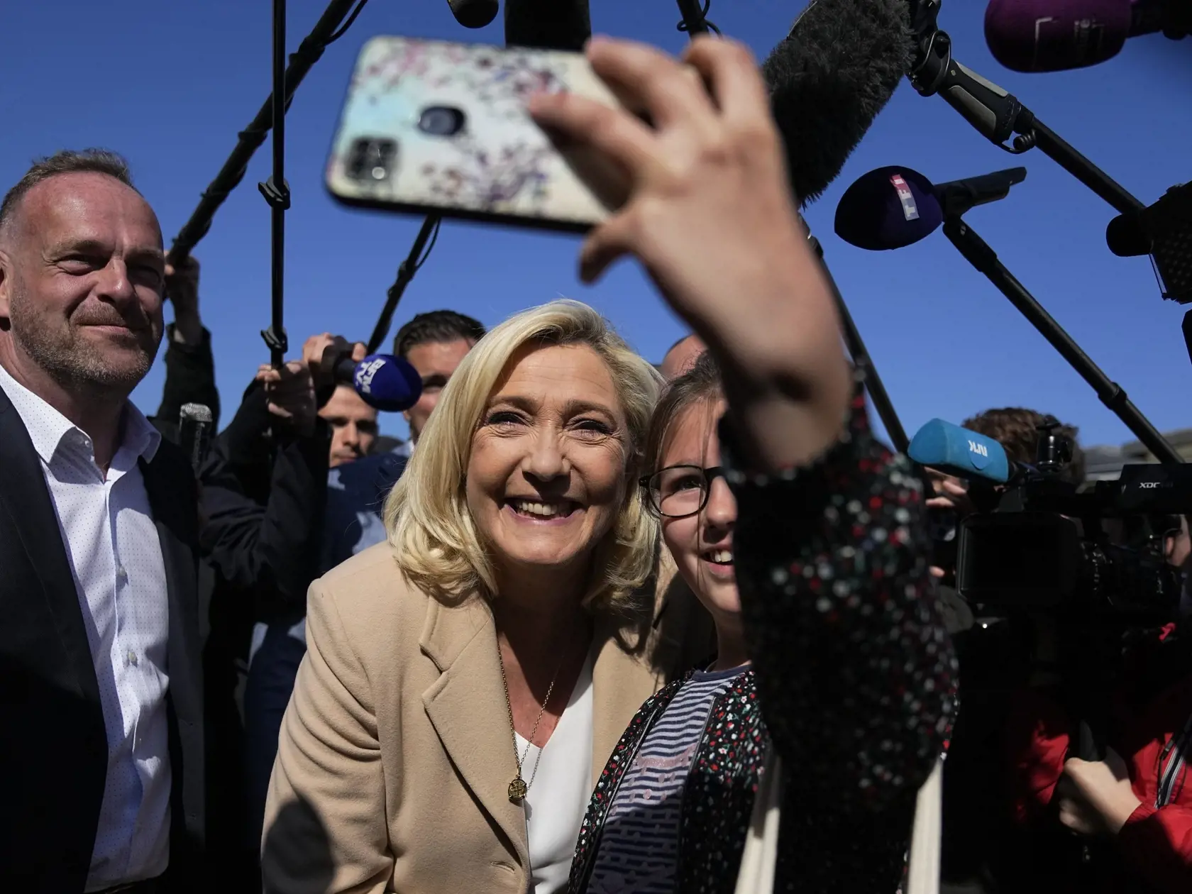 Na snímke krajne pravicová prezidentská kandidátka Marine Le Penová pózuje počas svojej kampane 22. apríla 2022 vo francúzskom meste Etaples.