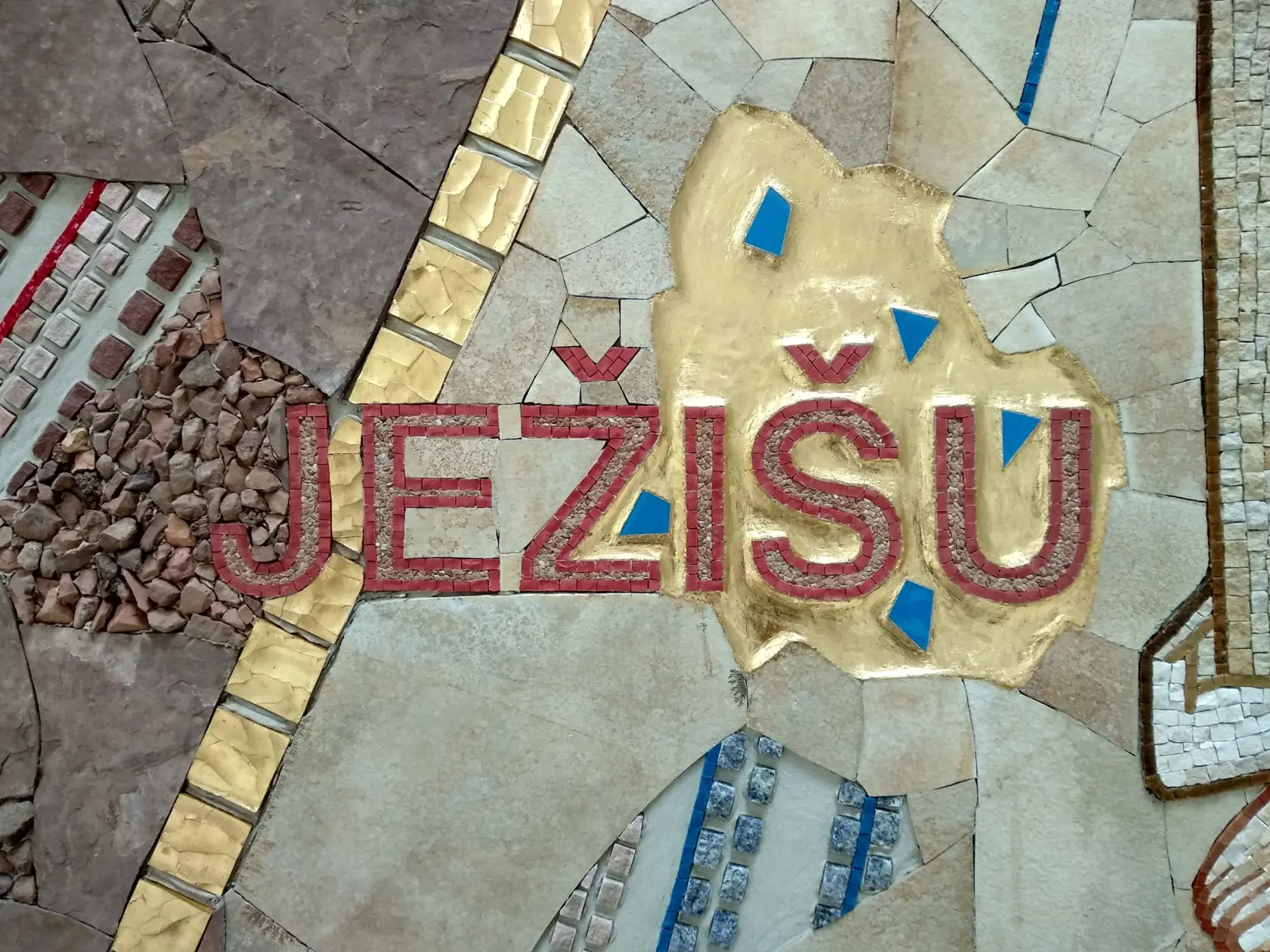 Príbeh Kamila Drába ukazuje, že spojenie viery a umenia dokáže vytvoriť niečo výnimočné. Jeho mozaiky nielen skrášľujú sakrálne priestory, ale nesú aj hlboký duchovný odkaz.
