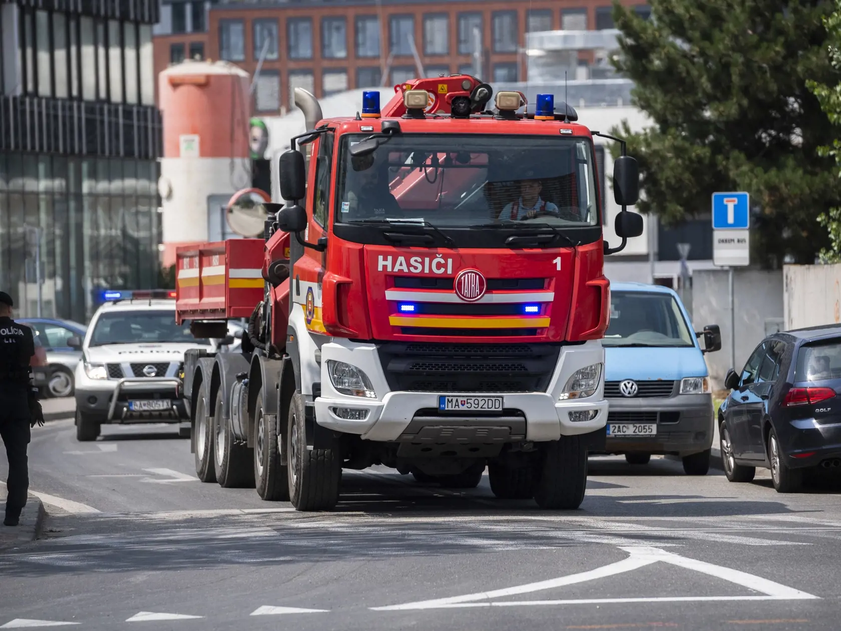 Na snímke leteckú bombu zo staveniska na Chalupkovej ulici prevážajú na hasišskom vozidle na zneškodnenie v Bratislave 20. júla 2021. Krízový štáb od rána riešil otázku, či je bomba schopná prevozu, alebo je ju nutné odstrániť na mieste. Zneškodnenie priamo v centre Bratislavy by však znamenalo väčšie riziko. Leteckú bombu našli v utorok ráno počas pyrotechnického prieskumu staveniska na križovatke ulíc Bottova – Chalupkova v centre Bratislavy, kde má vyrásť developerský projekt Metropolis. FOTO