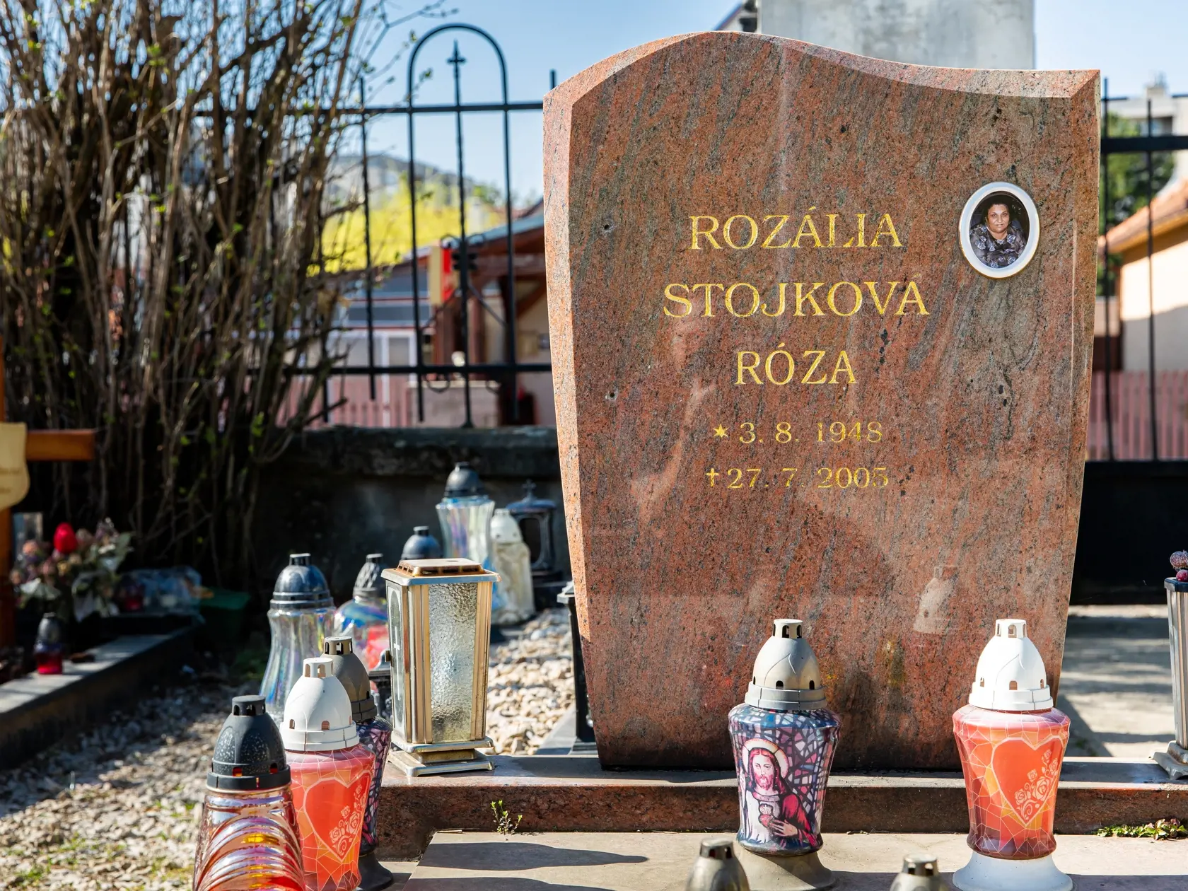 Na snímke miesto posledného odpočinku prvej ženy Jenda Rozálie "Rózy" Stojkovej.