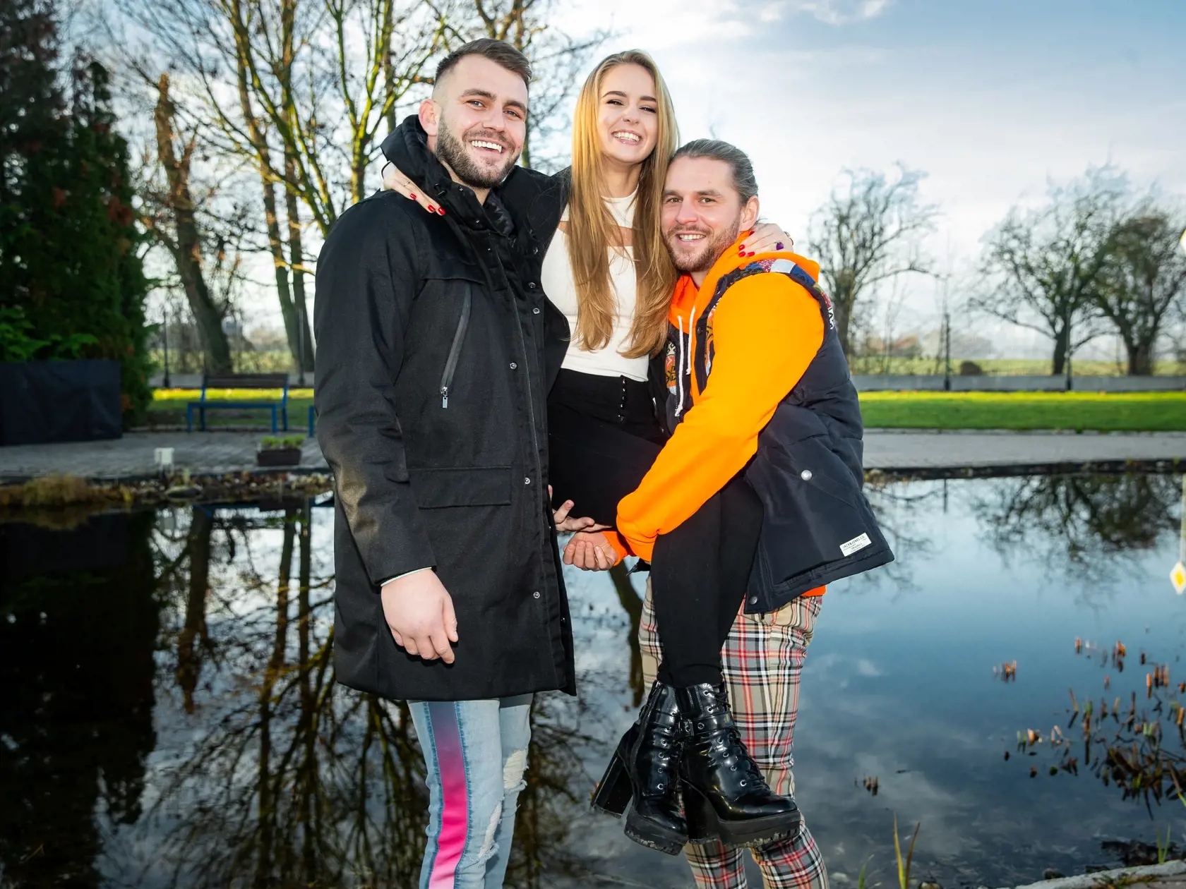 Finalisti reality show "FARMA X" po natáčaní rannej relácie súkromnej televízie v Záhorskej Bystrici. Na snímke Henrich Kuľko, Xénia Gregušová a Lukáš Stanislav.