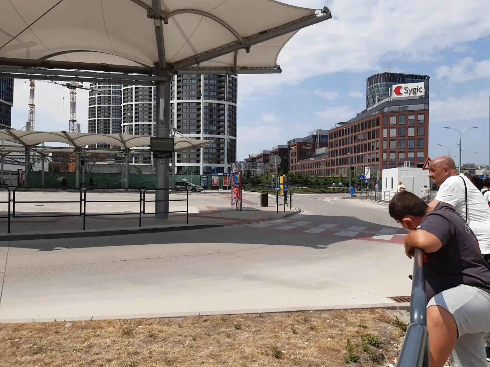 Viacerí cestujúci, po uzavretí autobusovej stanice zostali za policajnou páskou čakať, kým sa všetko vyrieši a oni budú môcť nasadnúť do svojho autobusu. Počas uzávery vypravili z vedľajšej ulice len jeden autobus do Viedne. Ostatné boli zrušené a nikto nevedel dokedy.