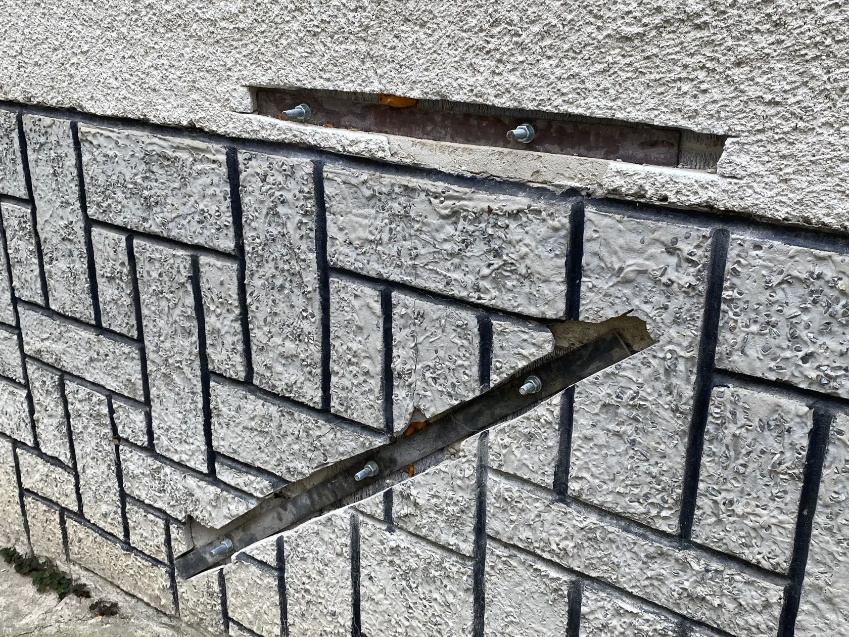 Zaštopkané domy. Takto volajú Ďapalovčania spôsob opravy poškodených domov po zemetrasení. Popraskané múry sú spevnené železnými plátmi. 