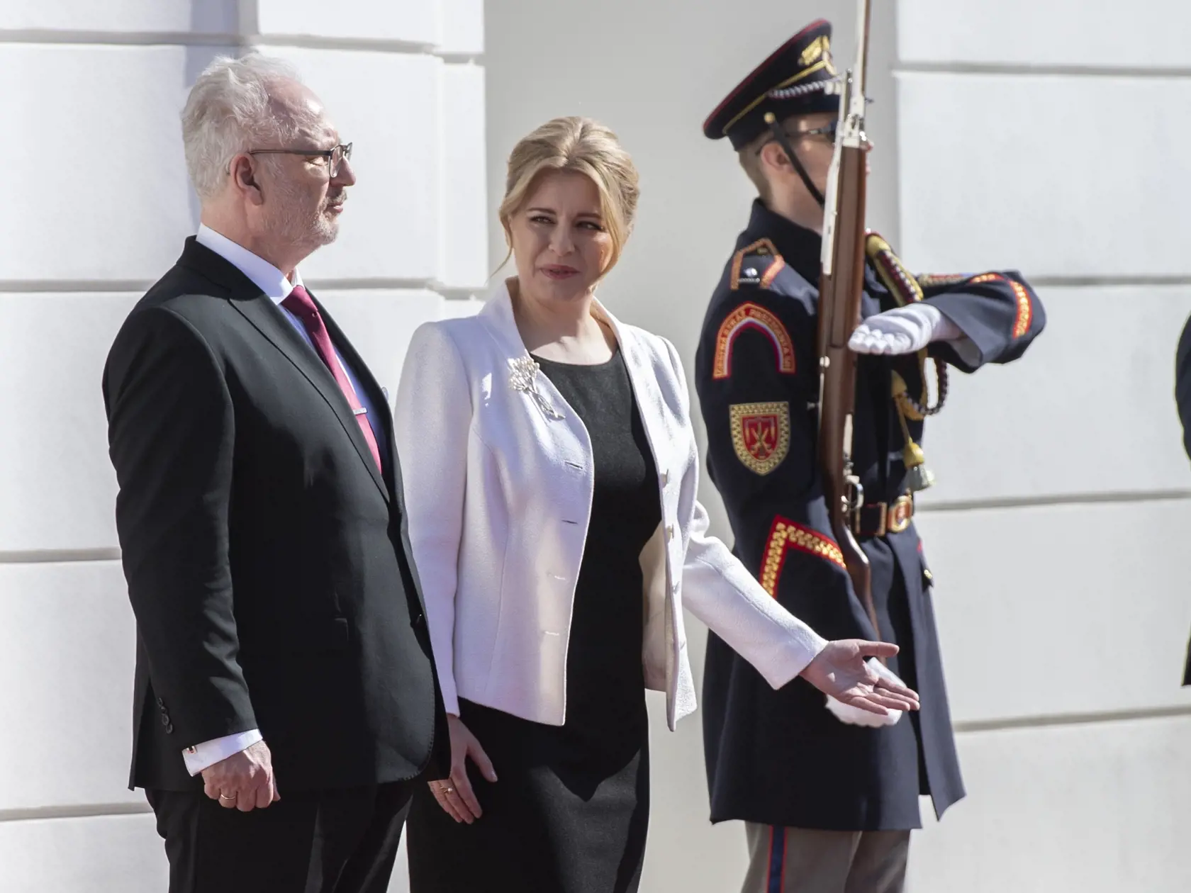 Na snímke prezidentka SR Zuzana Čaputová a lotyšský prezident Egils Levits počas privítacieho ceremoniálu na nádvorí Prezidentského paláca 28. marca 2022 v Bratislave. FOTO TASR - Pavel Neubauer



 
