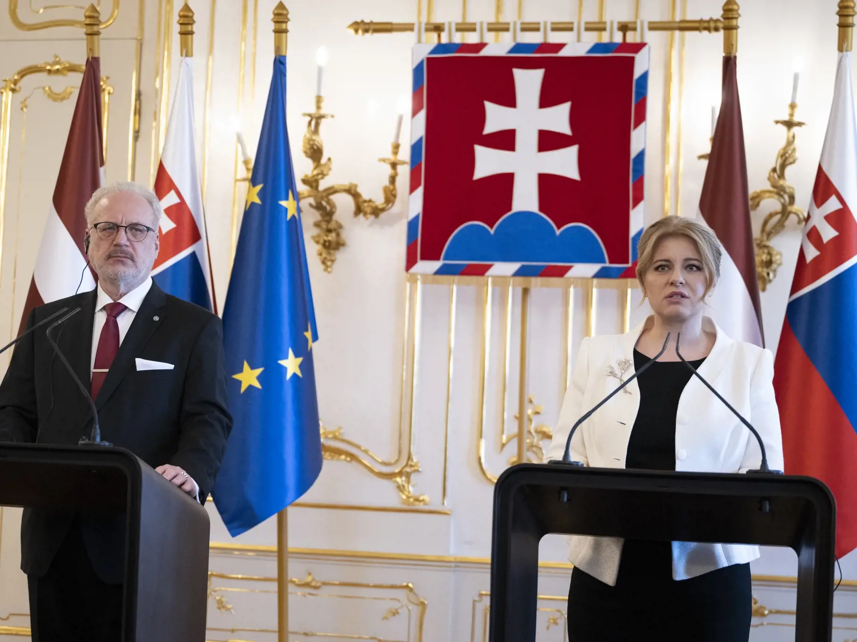 Na snímke prezidentka SR Zuzana Čaputová a lotyšský prezident Egils Levits počas tlačovej konferencie v Prezidentskom paláci 28. marca 2022 v Bratislave. FOTO TASR - Pavel Neubauer



 

