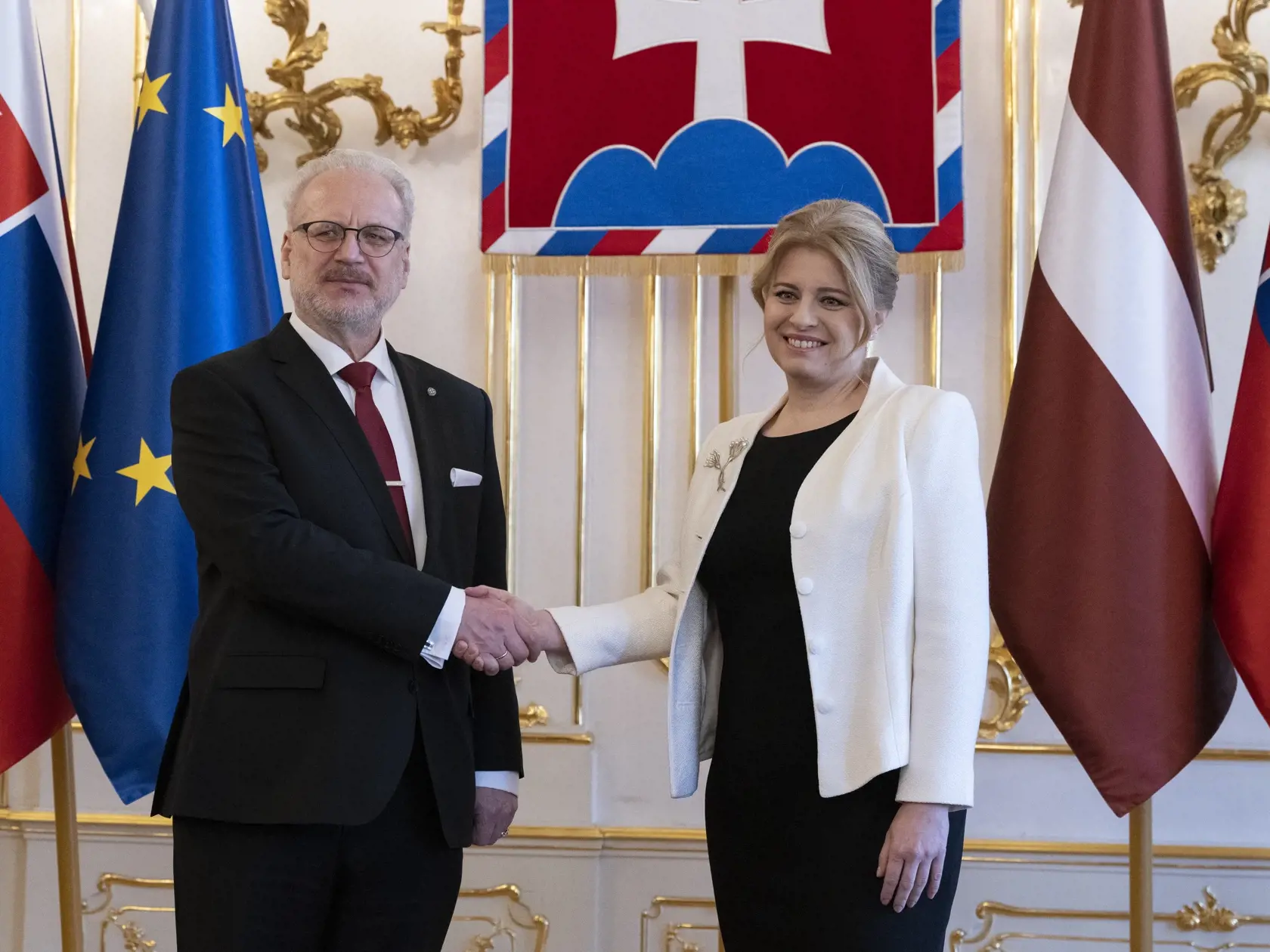 Na snímke prezidentka SR Zuzana Čaputová a lotyšský prezident Egils Levits počas prijatia v Prezidentskom paláci 28. marca 2022 v Bratislave. FOTO TASR - Pavel Neubauer



 

