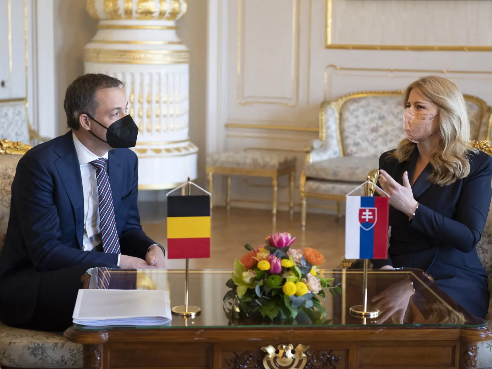 Na snímke vpravo prezidentka SR Zuzana Čaputová a vľavo predseda vlády Belgického kráľovstva Alexander De Croo počas stretnutia v Prezidentskom paláci 11. apríla 2022 v Bratislave. FOTO TASR - Pavel Neubauer
