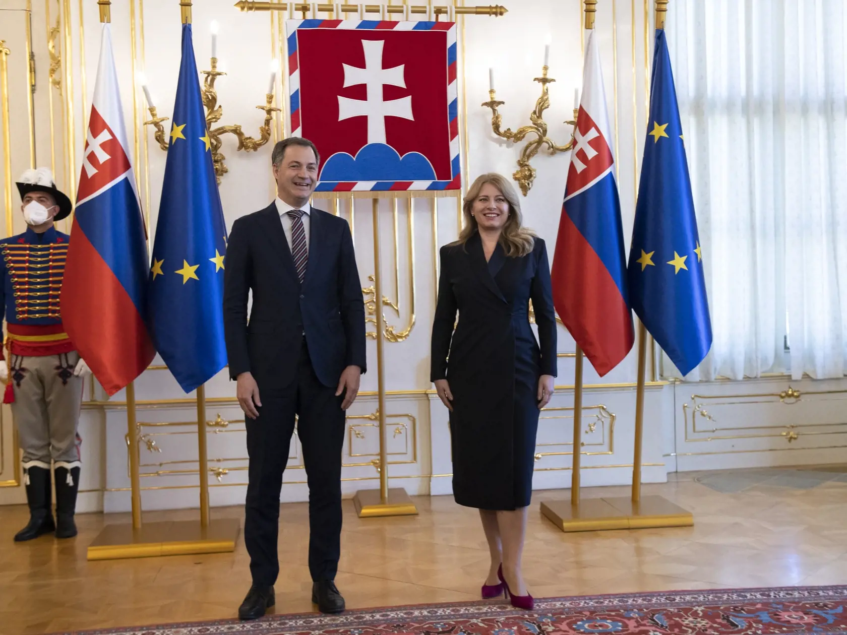Na snímke vpravo prezidentka SR Zuzana Čaputová a vľavo predseda vlády Belgického kráľovstva Alexander De Croo počas stretnutia v Prezidentskom paláci 11. apríla 2022 v Bratislave. FOTO TASR - Pavel Neubauer
