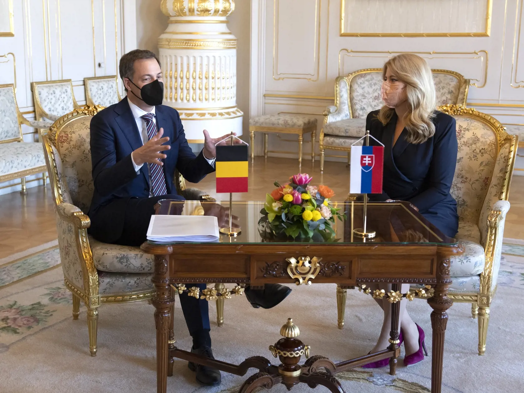Na snímke vpravo prezidentka SR Zuzana Čaputová a vľavo predseda vlády Belgického kráľovstva Alexander De Croo počas stretnutia v Prezidentskom paláci 11. apríla 2022 v Bratislave. FOTO TASR - Pavel Neubauer
