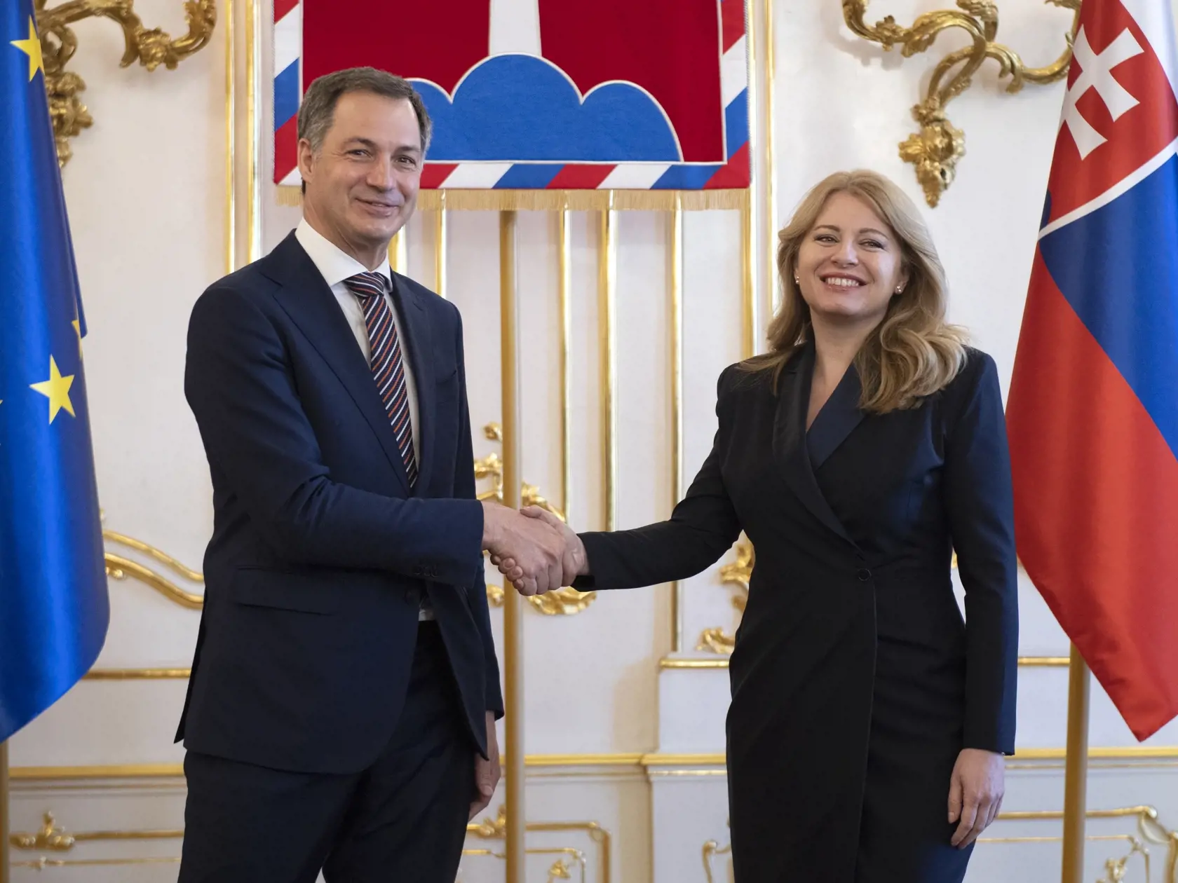 Na snímke vpravo prezidentka SR Zuzana Čaputová a vľavo predseda vlády Belgického kráľovstva Alexander De Croo počas stretnutia v Prezidentskom paláci 11. apríla 2022 v Bratislave. FOTO TASR - Pavel Neubauer
