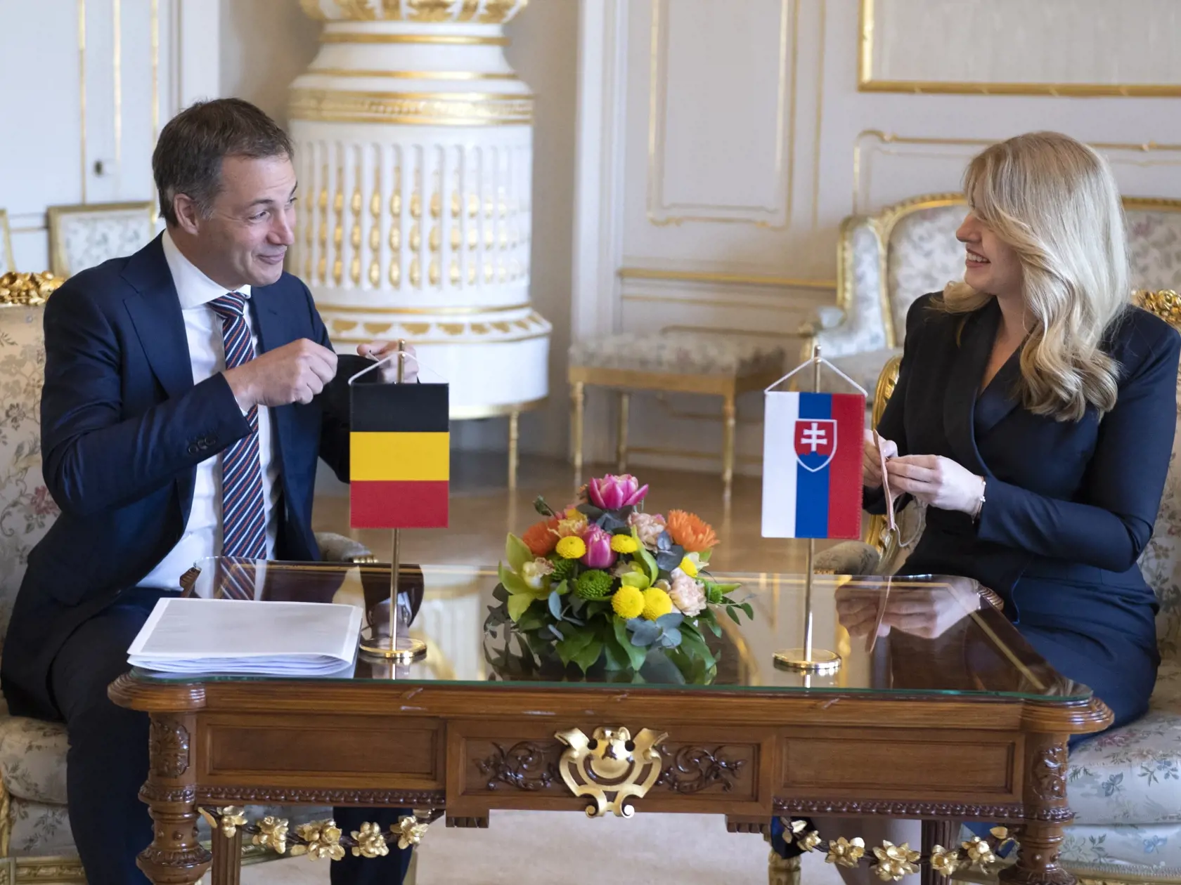Na snímke vpravo prezidentka SR Zuzana Čaputová a vľavo predseda vlády Belgického kráľovstva Alexander De Croo počas stretnutia v Prezidentskom paláci 11. apríla 2022 v Bratislave. FOTO TASR - Pavel Neubauer
