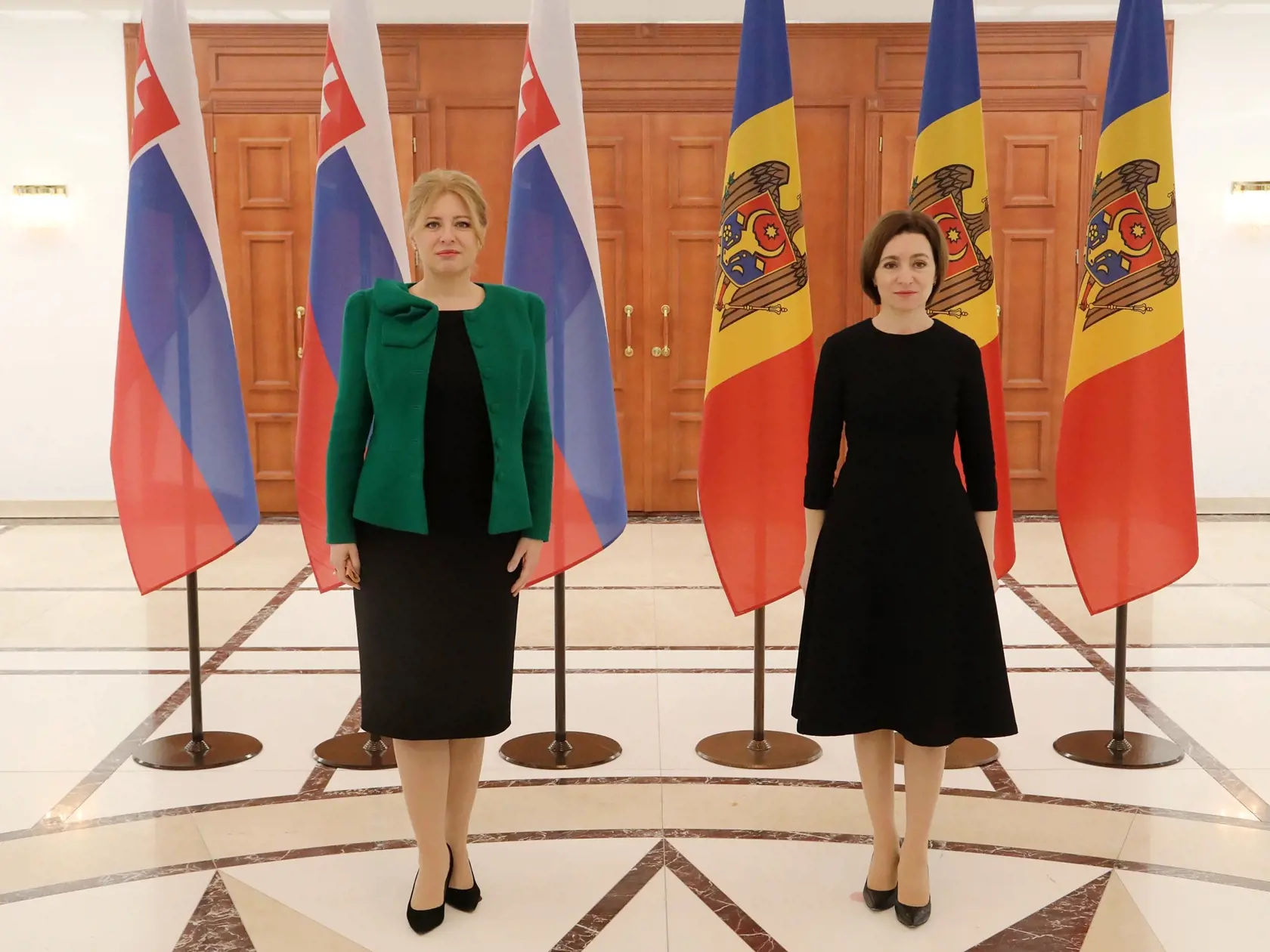 Na snímke prezidentka SR Zuzana Čaputová (vľavo)  a moldavská prezidentka Maia Sanduová počas stretnutia 30. marca 2022 v Kišiňove. FOTO TASR - Marián Garaj/Kancelária prezidenta SR	
