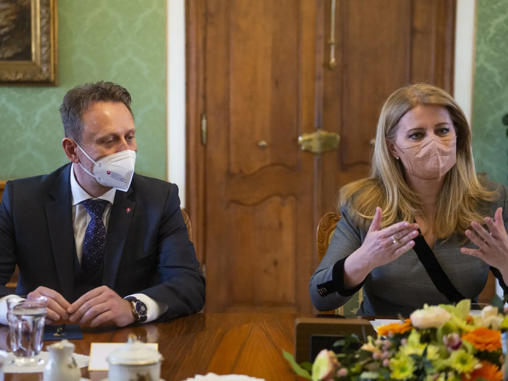Na snímke sprava prezidentka SR Zuzana Čaputová a minister pôdohospodársta a rozvoja vidieka SR Samuel Vlčan rokujú za okrúhlym stolom, ktorý zorganizovala Zuzana Čaputová v súvislosti so zdražovaním a jeho nepriaznivými dopadmi na sociálne slabšie skupiny v Prezidentskom paláci v Bratislave vo štvrtok 31. marca 2022. FOTO TASR - Jakub Kotian